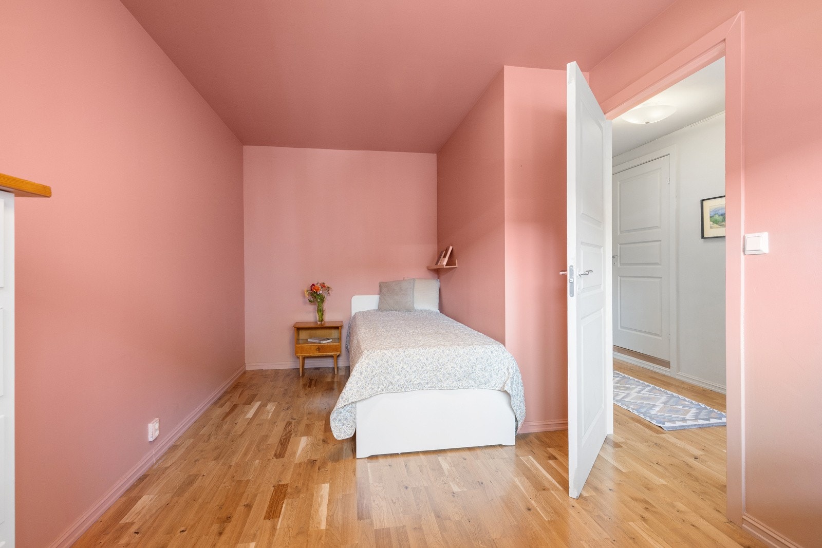 Rommet er vendt mot rolig bakgård. Galleribilde