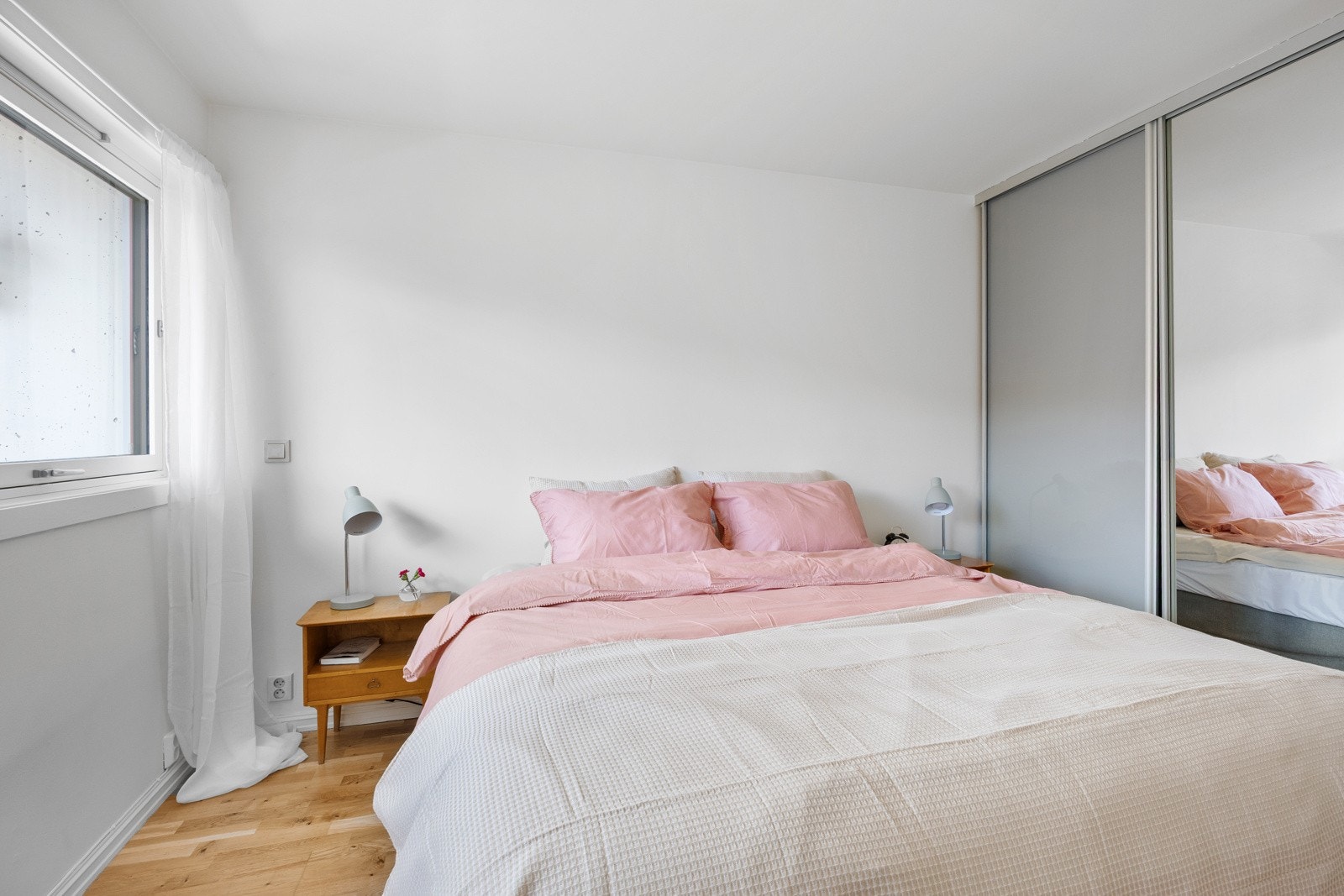 Hyggelig hovedsoverom med god plass til dobbeltseng og nattbord. Galleribilde