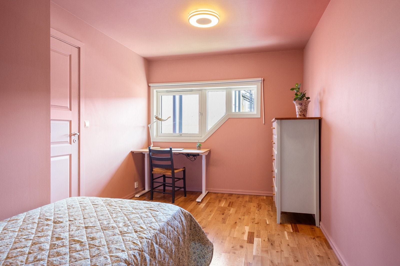 Det andre soverommet har plass til seng, skrivepult eller annet ønsket møblement. Galleribilde