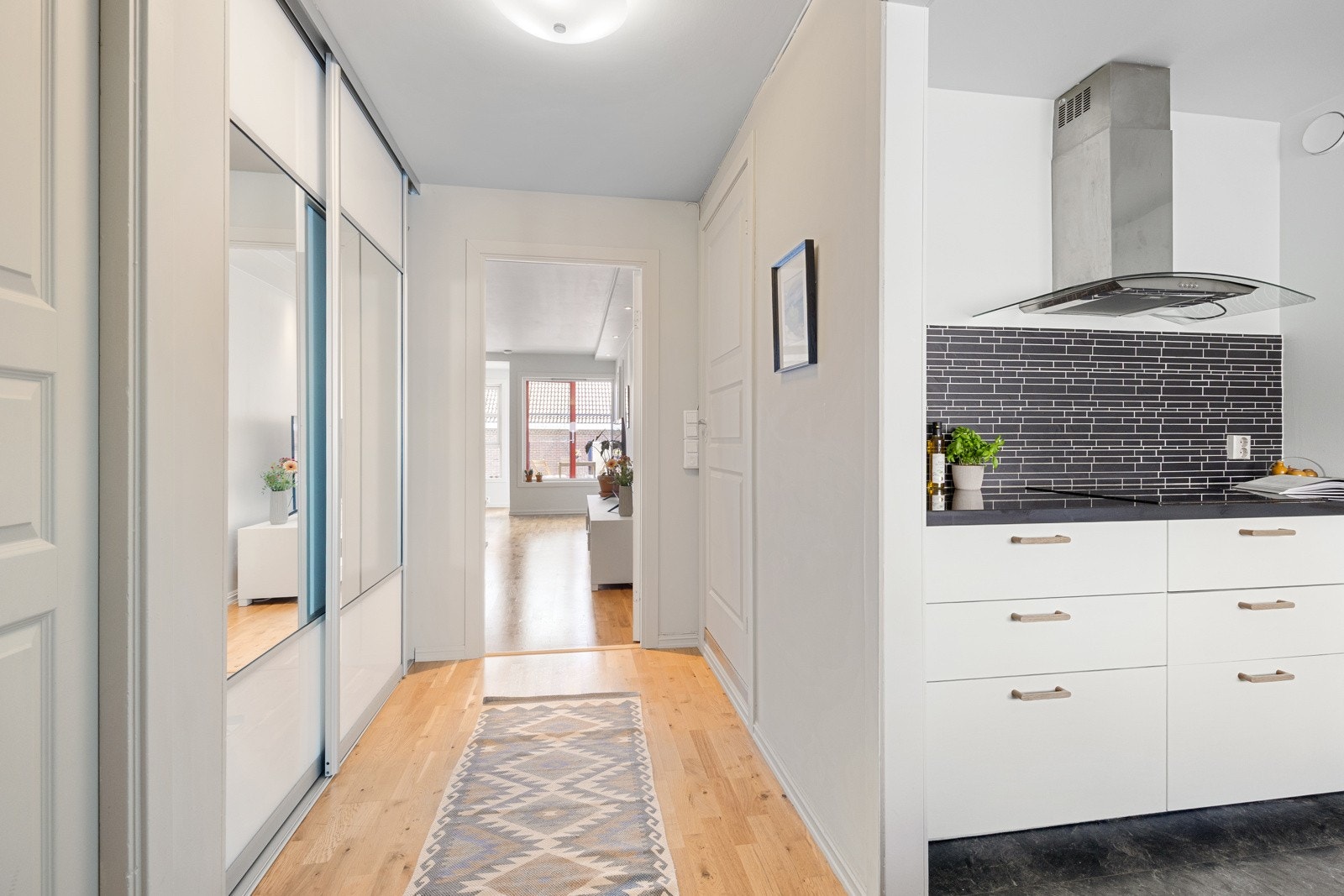 Her er det god plass til yttertøy i skyvedørsgarderobe. Leiligheten disponerer i tillegg en bod på loftet med gulvareal på 12m². Galleribilde