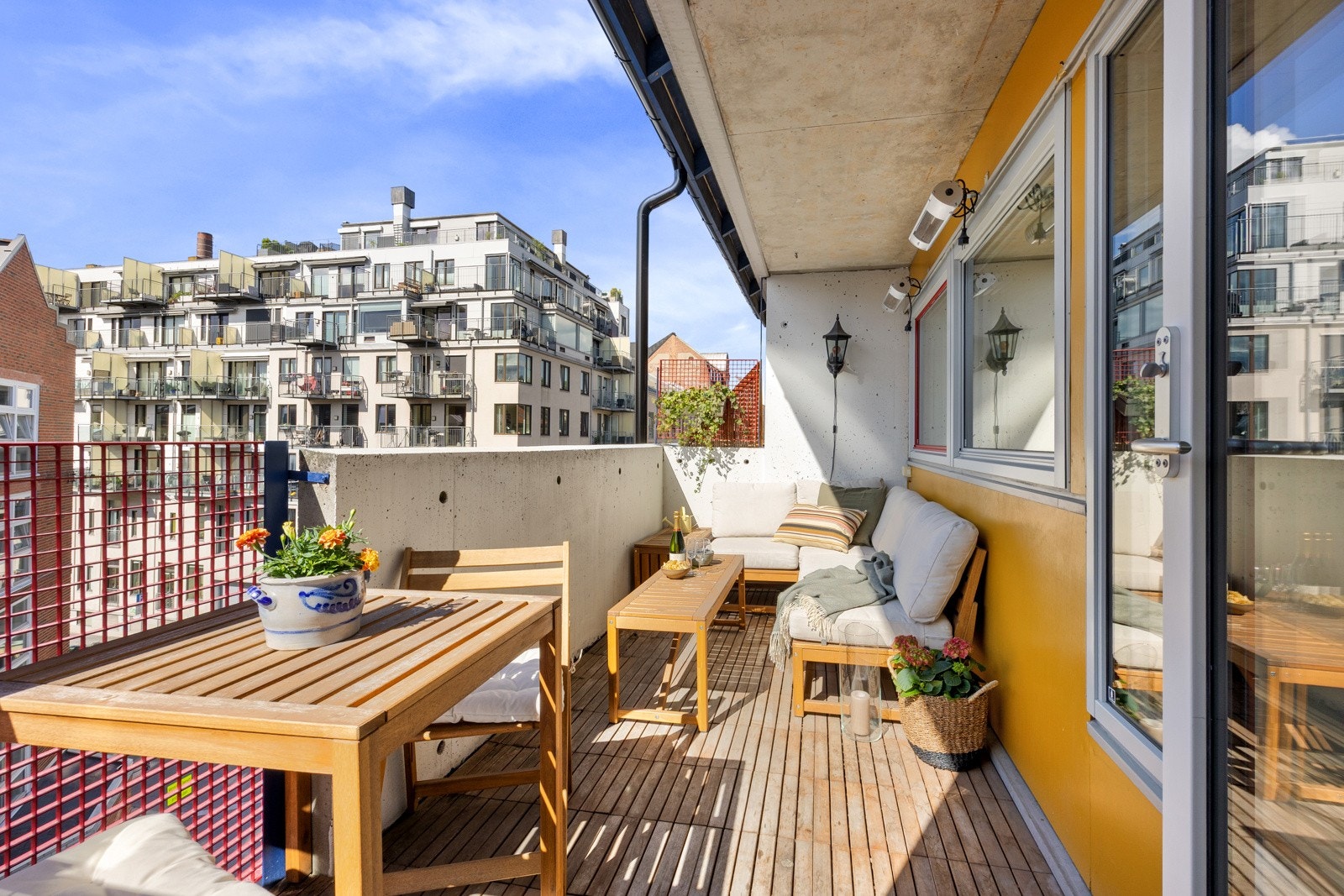 Du har god plass til en sittegruppe, grill og beplantning. Galleribilde