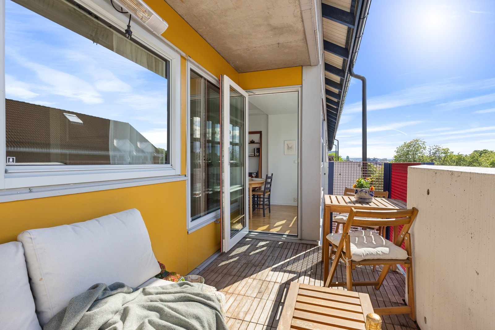 Uteplassen er utstyrt med utebelysning, stikkontakter og varmepumper. Galleribilde