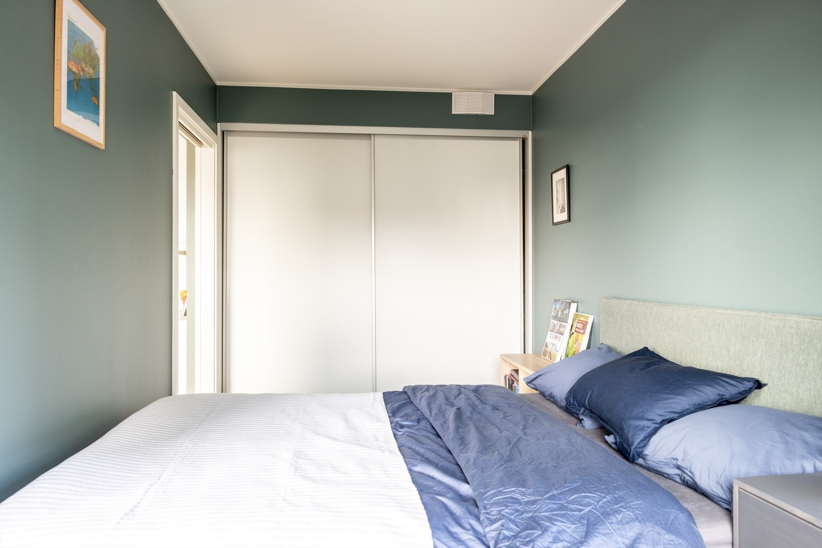 Videre er det en romslig garderobeløsning som gir rikelig med oppbevaringsplass. Galleribilde