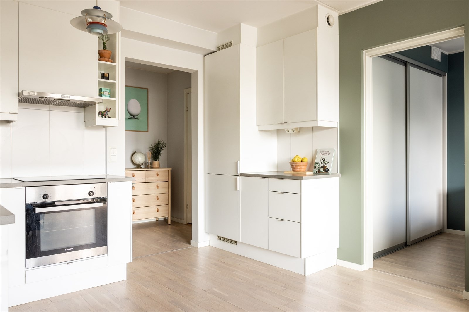 Videre er kjøkkenet utstyrt med integrert platetopp, oppvaskmaskin, stekeovn og kjøl/fryseskap. Galleribilde