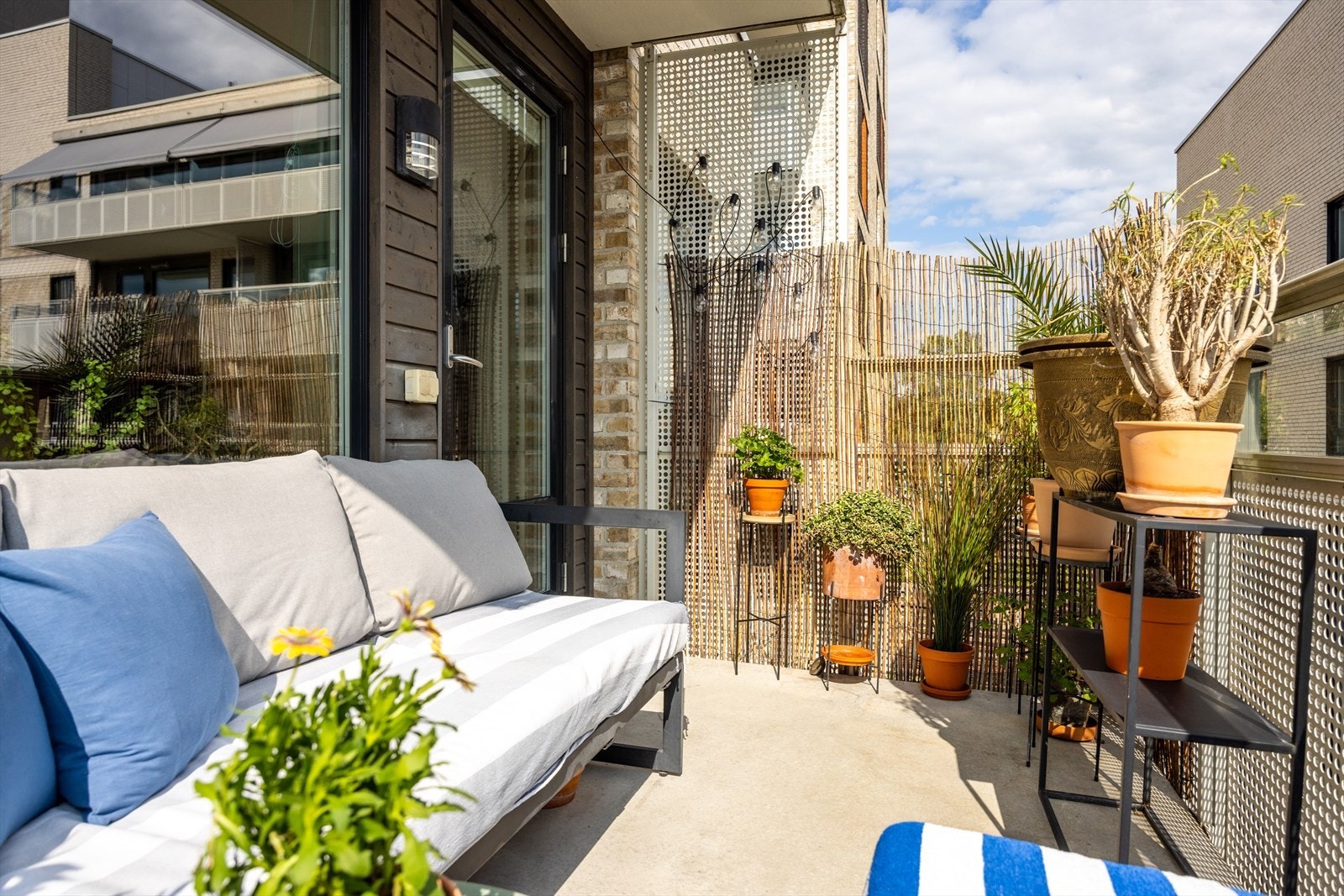 God plass til sittegruppe, grill og beplantning. Galleribilde