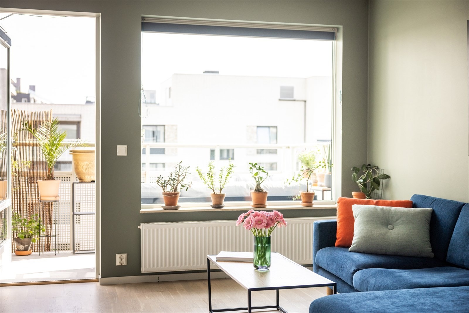 Stuen er lys og luftig med store vindusflater som sørger for et rikelig innslipp av naturlig lys. Galleribilde