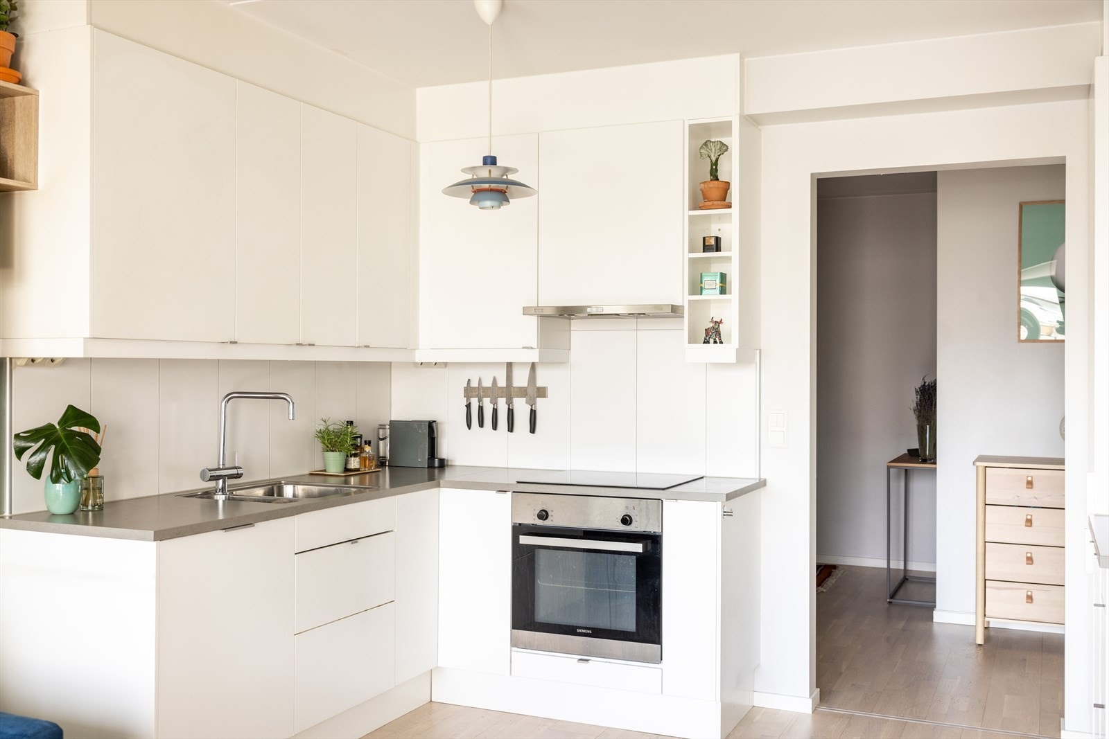 Kjøkkenet er tilpasset på en god måte med rikelig skap- og benkeplass. Galleribilde