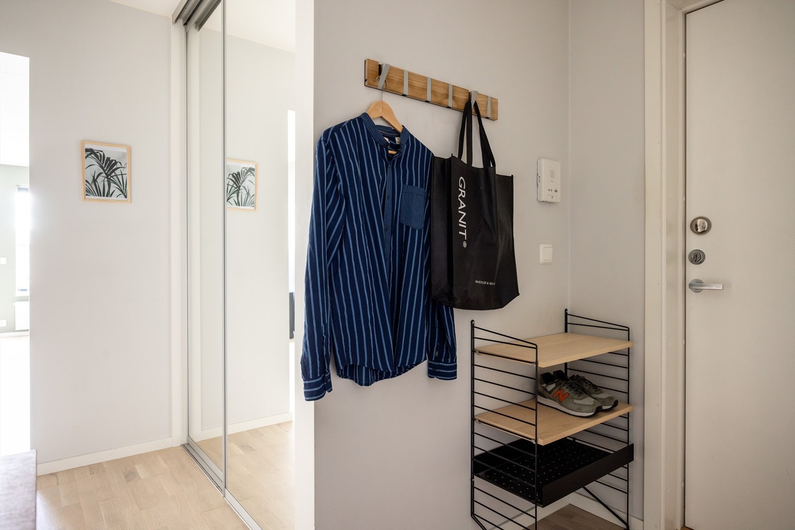 Leiligheten har en lys entré som gir et umiddelbart godt førsteinntrykk. Galleribilde