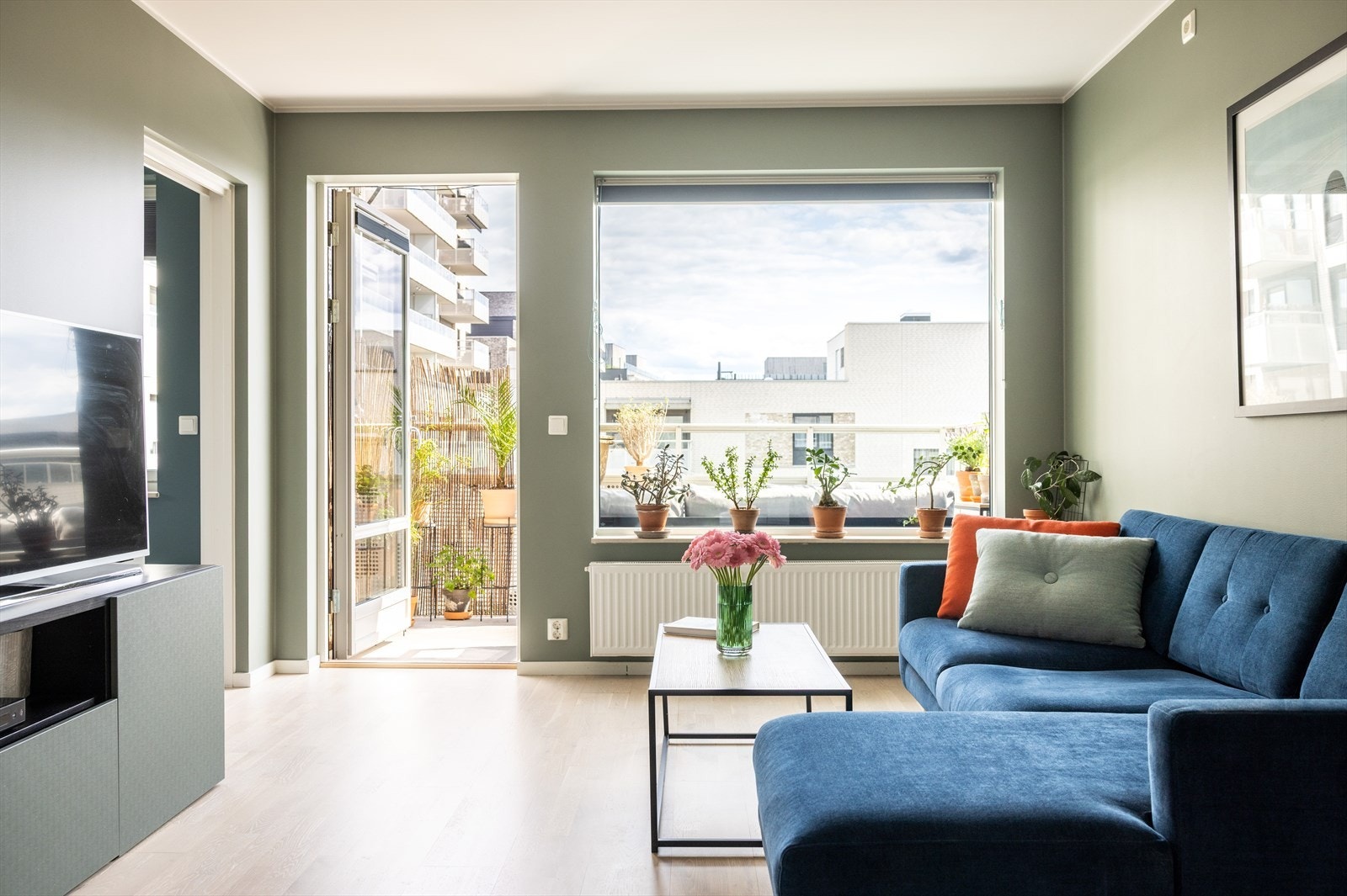 Bygget er fra 2018 med nybyggskvaliteter som vannbåren varme tilknyttet radiator, balansert ventilasjon og heisadkomst til alle plan. Galleribilde