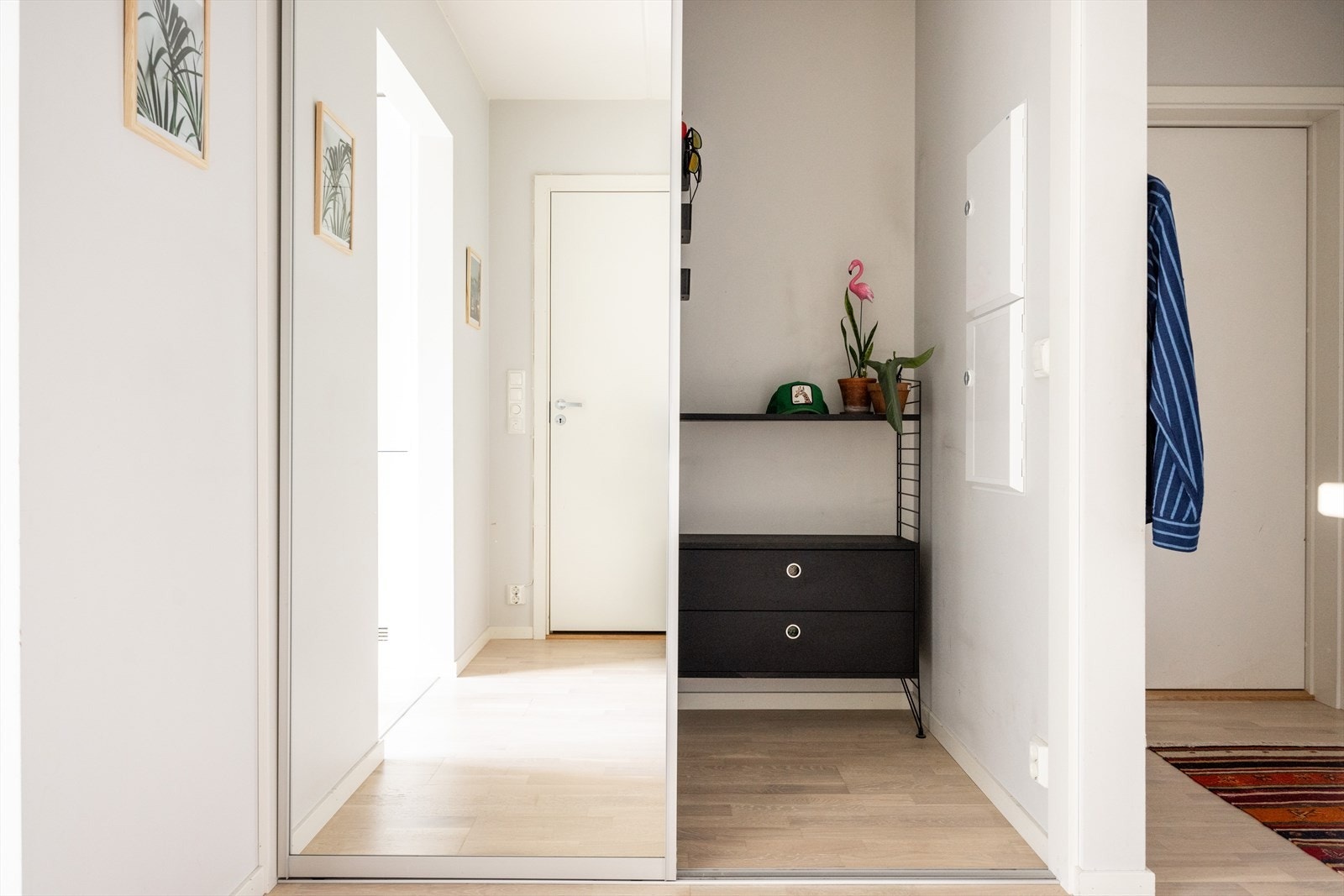 Her er det god plass til å henge fra seg yttertøy og sko, samt meget god oppbevaringsplass i den romslige skyvedørsgarderoben. Galleribilde