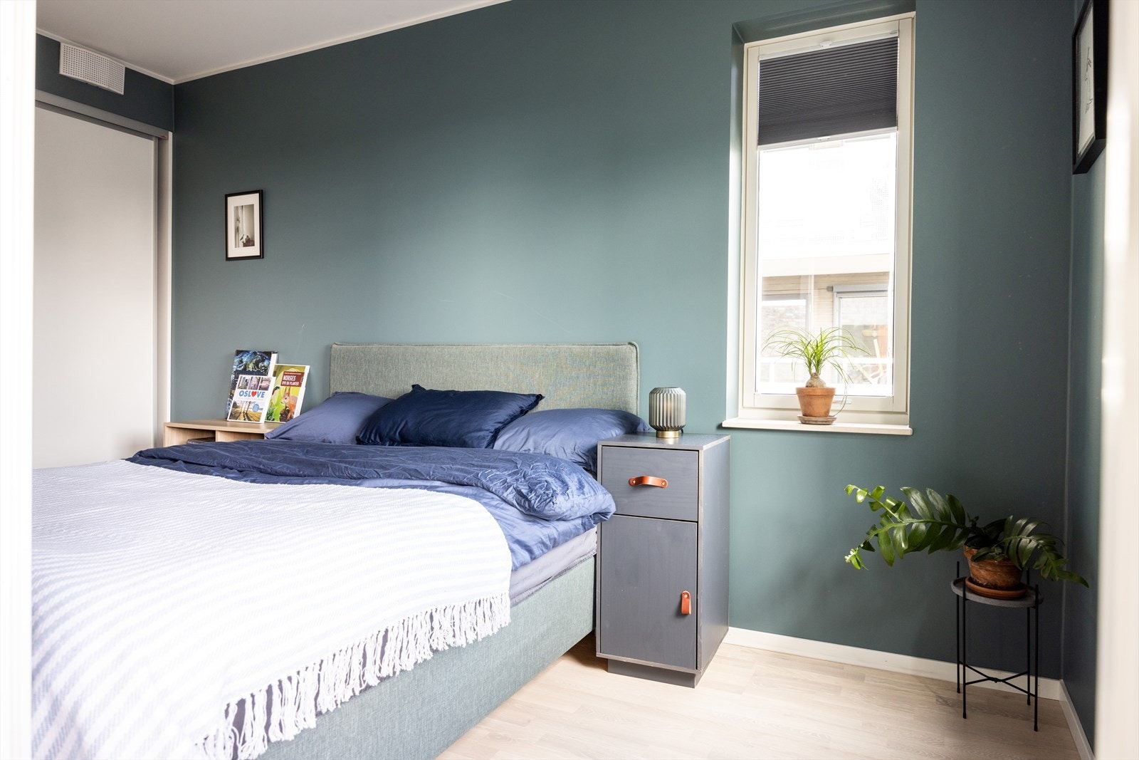 Overflatene er malt i en behagelig, dempet grønn tone som gir et lunt uttrykk. Galleribilde