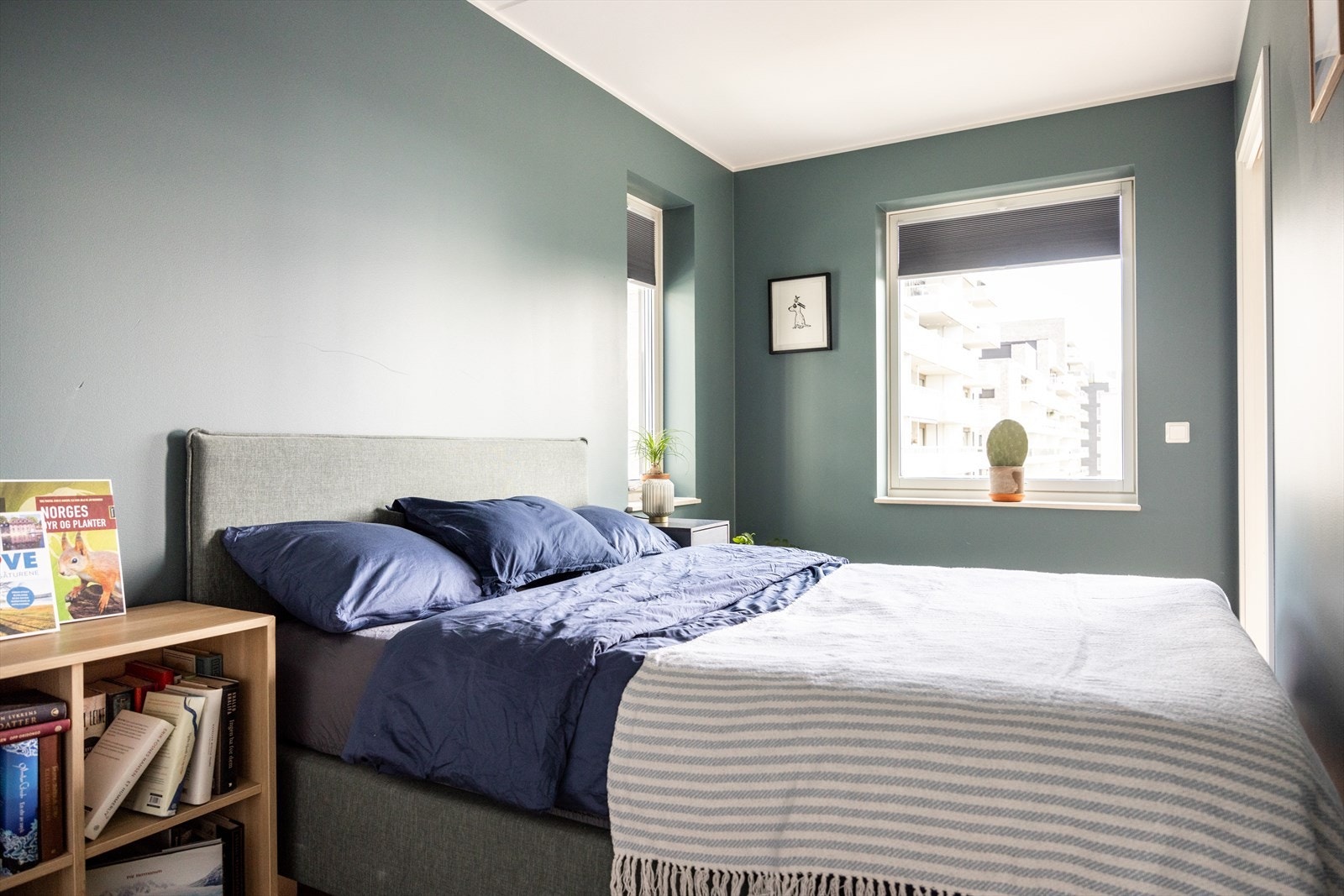 Soverommet er av god størrelse med god plass til dobbeltseng og tilhørende møbler. Galleribilde