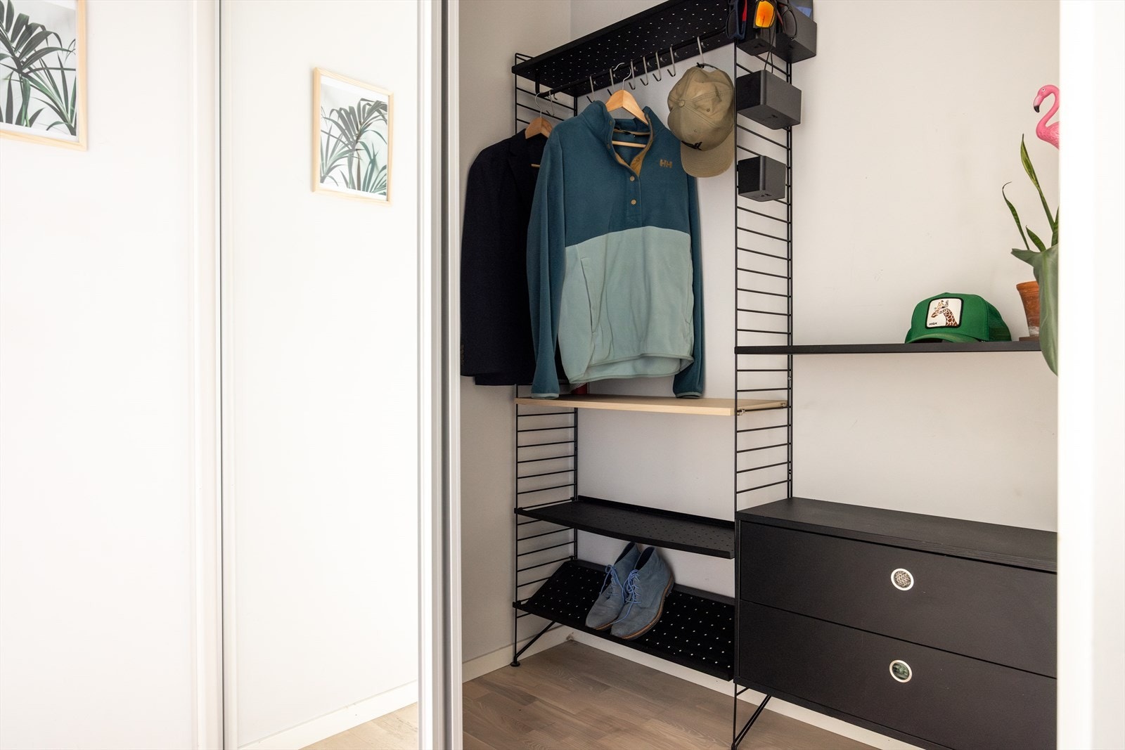 Garderoben er såpass romslig at den fungerer som en innvendig bod! Galleribilde