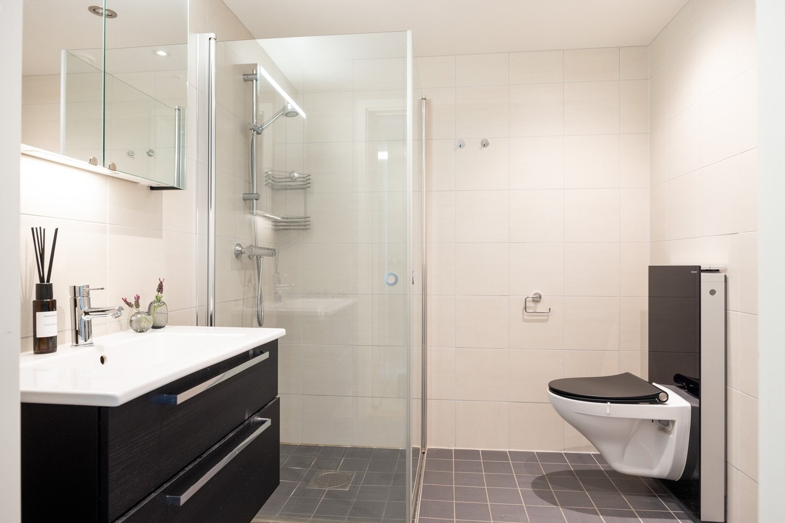 Pent, flislagt baderom med elektrisk gulvvarme. Galleribilde