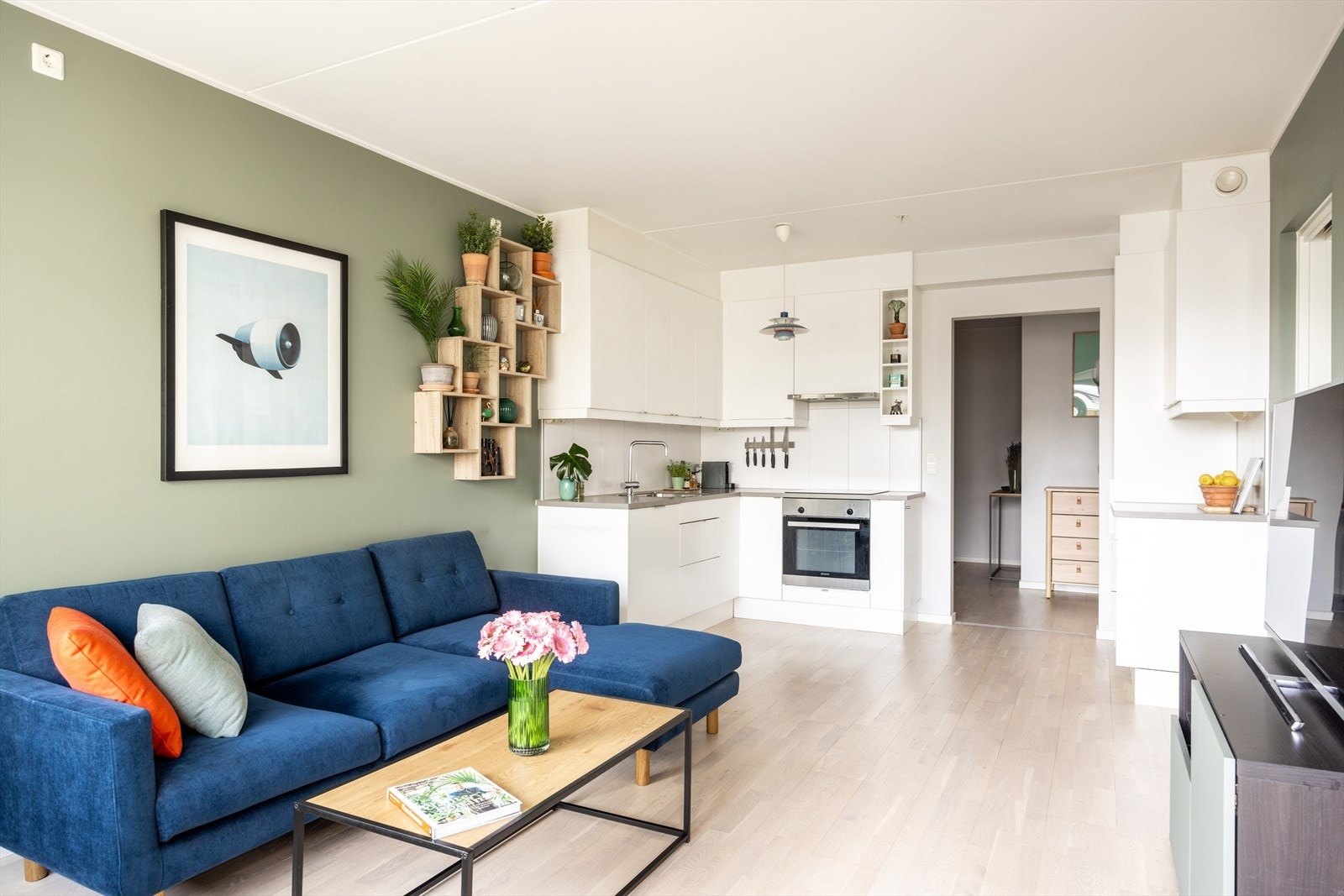 Lys og tiltalende stue, spiseplass og kjøkken i åpen løsning. Galleribilde