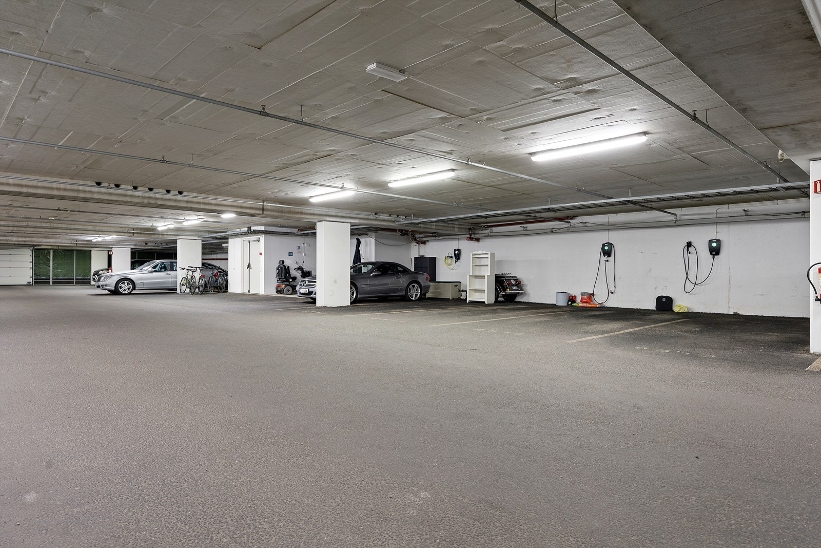 Privat parkeringsplass i lukket område Galleribilde