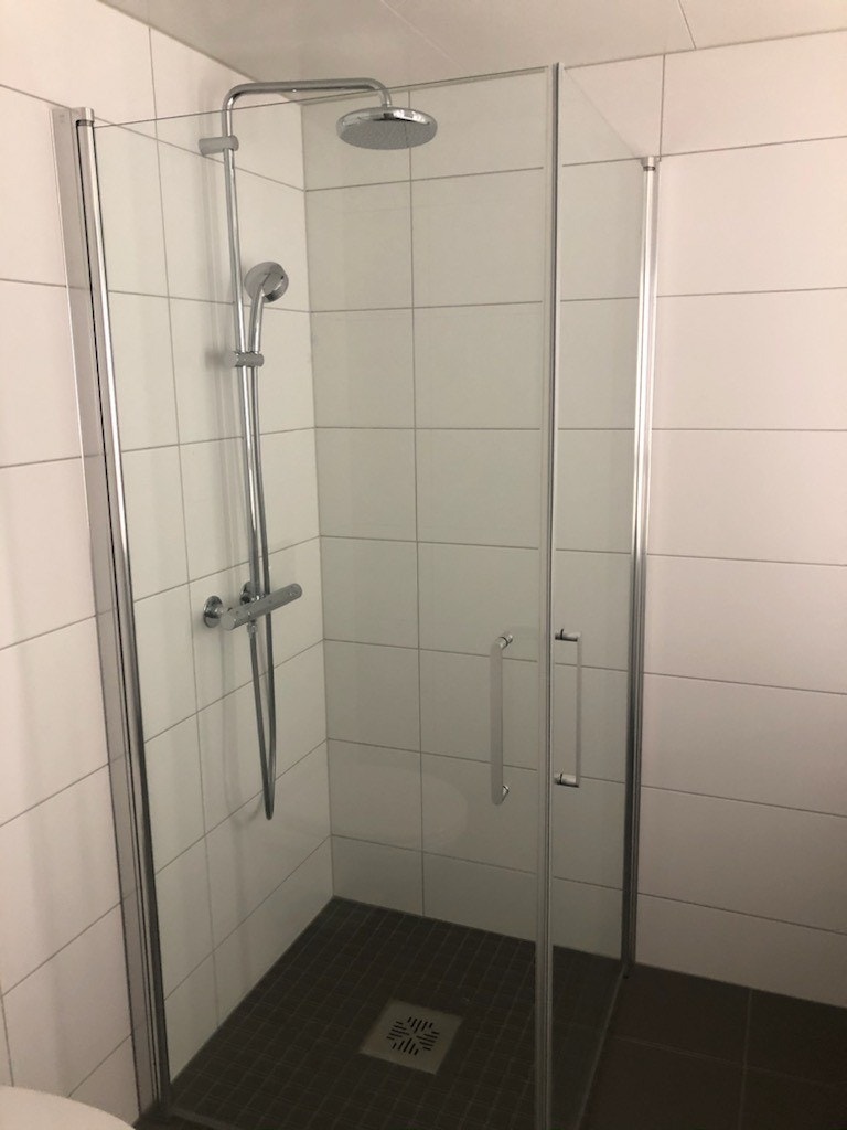 Nytt bad med dusj og vaskemaskin Galleribilde