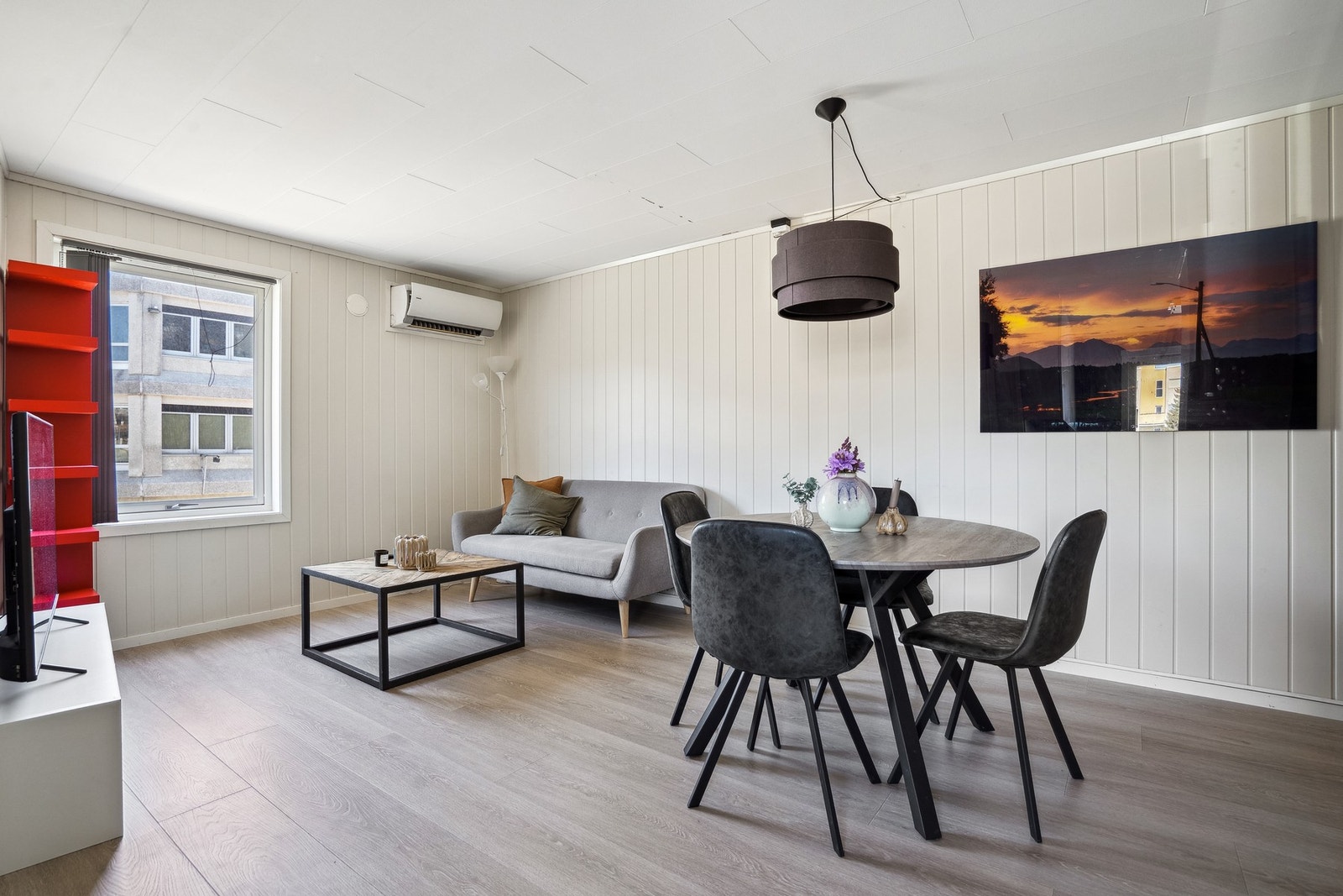 Store lysflater, som gir godt med naturlig belysning. Galleribilde