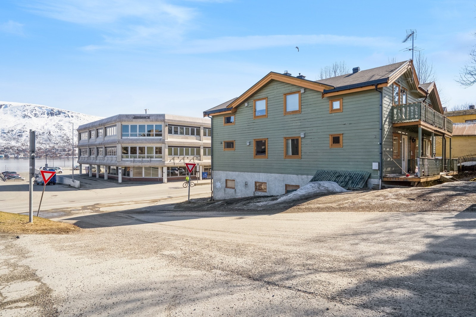 Leiligheten har en sentral beliggenhet mellom Tromsø sentrum og UiT. Galleribilde