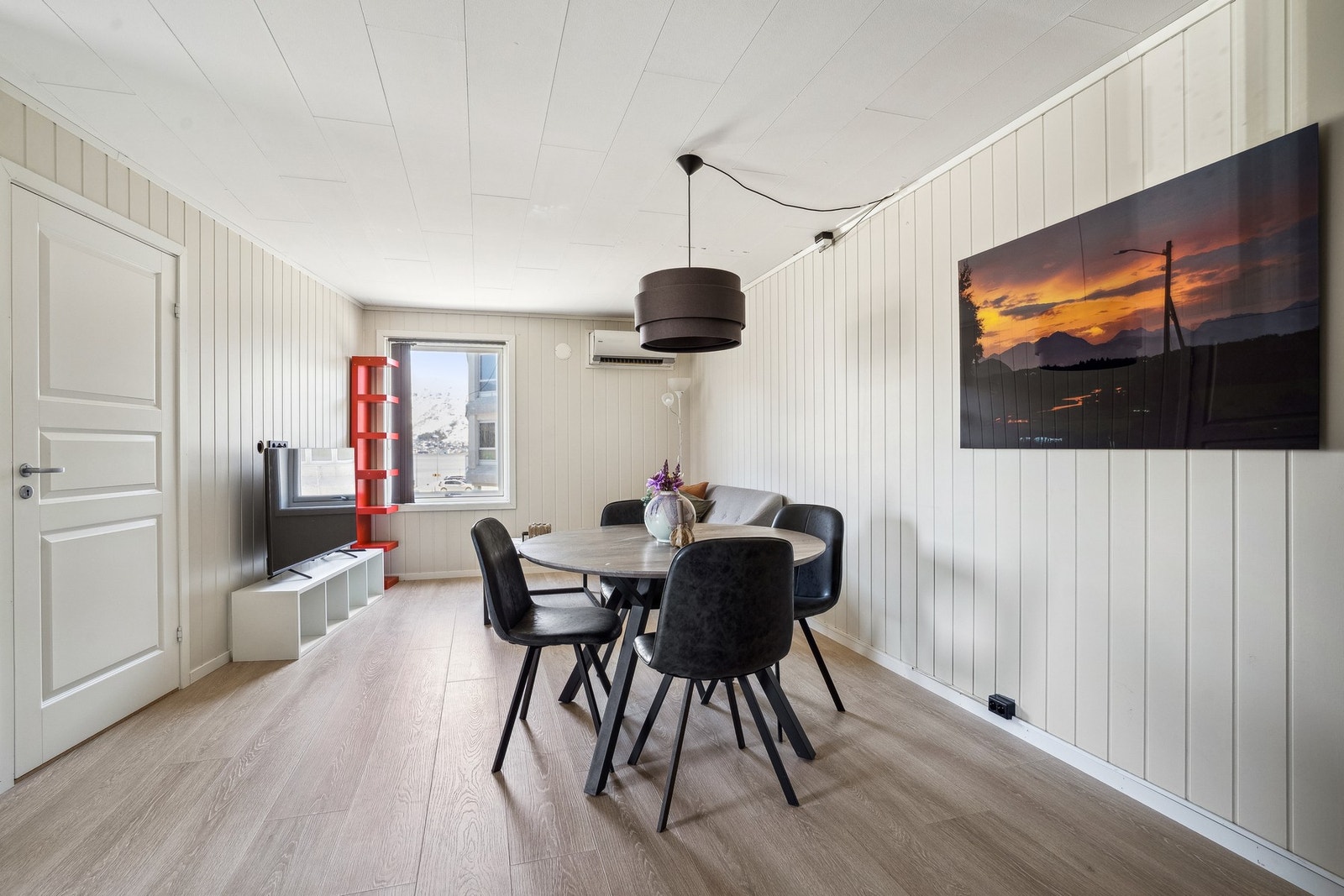 God plass til både spisebord og en god sofa. Galleribilde