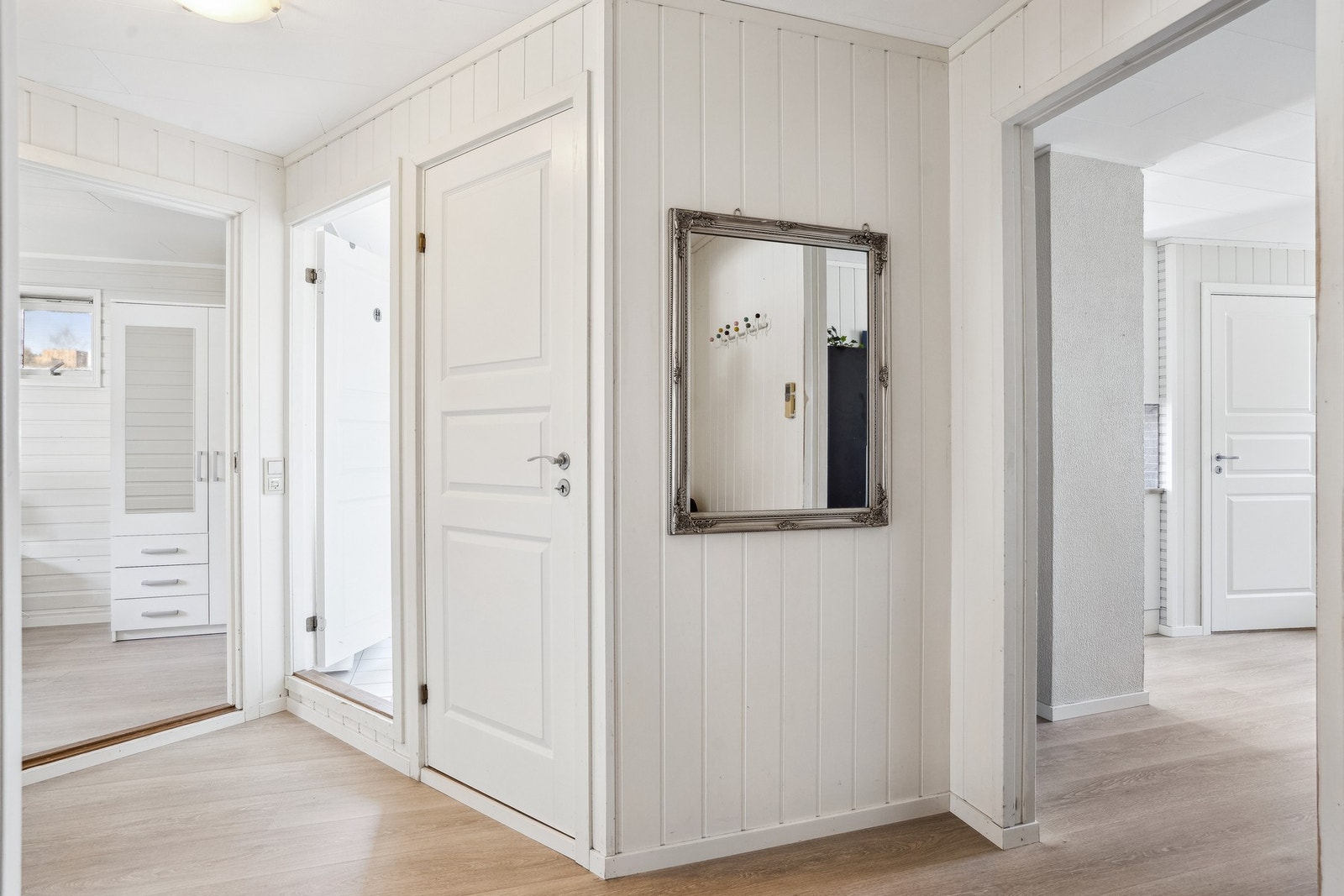 Dette er en innbydende og modernisert 4-roms eierseksjon. Galleribilde