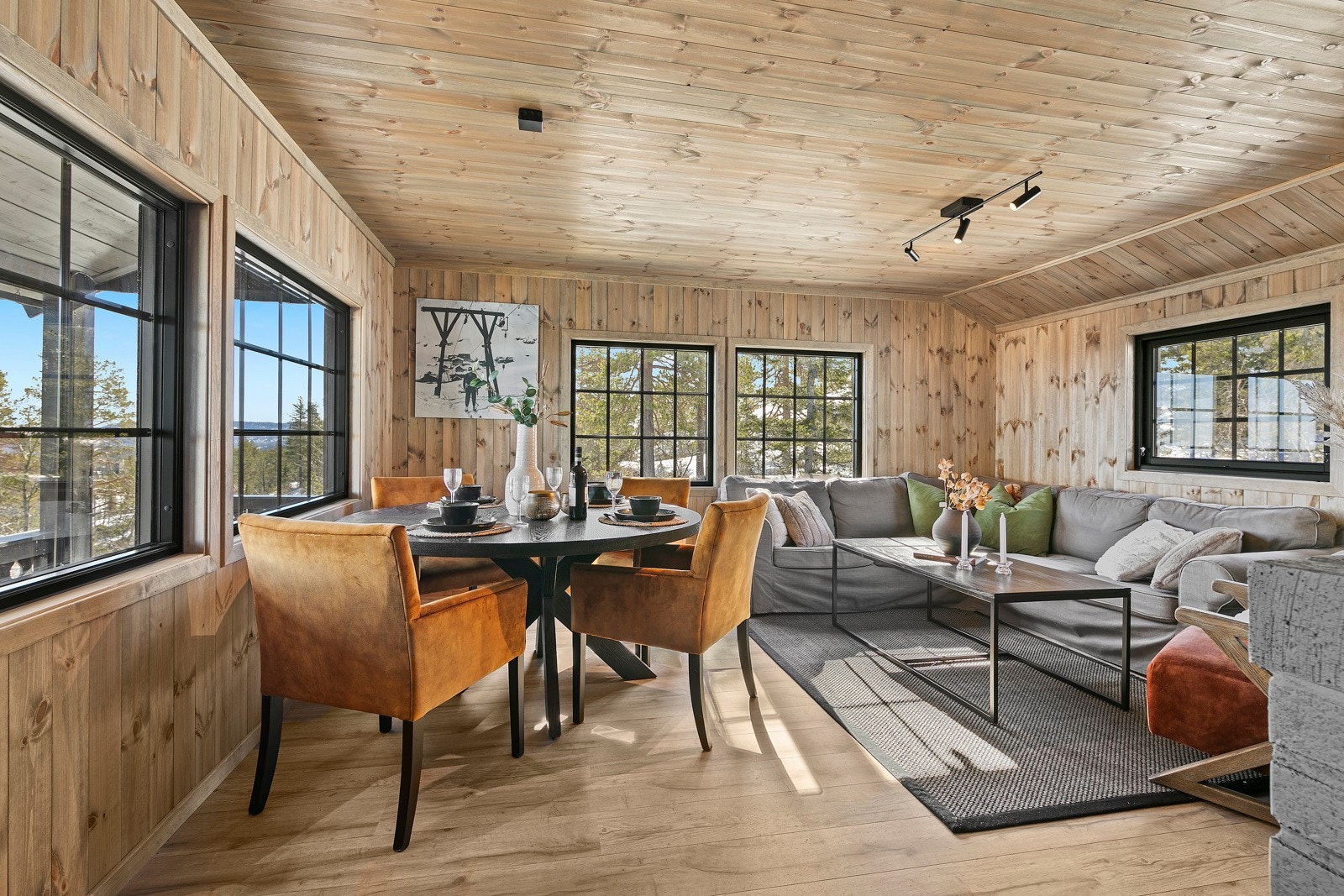 Det er plass til både spisebord og sofahjørne i hytta Galleribilde