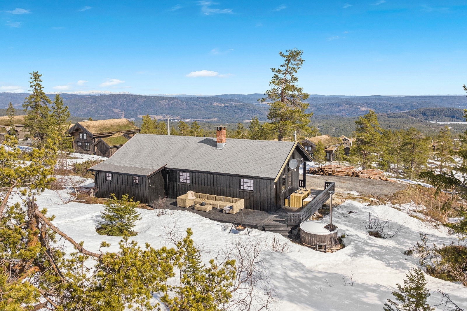 På baksiden av hytta er det plass til større sittegruppe Galleribilde