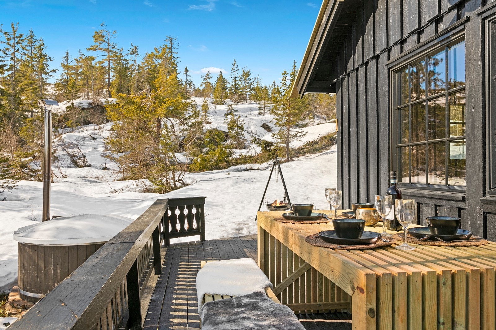 Terrassen går rundt hytta, så her kan en flytte seg etter vær og vind Galleribilde