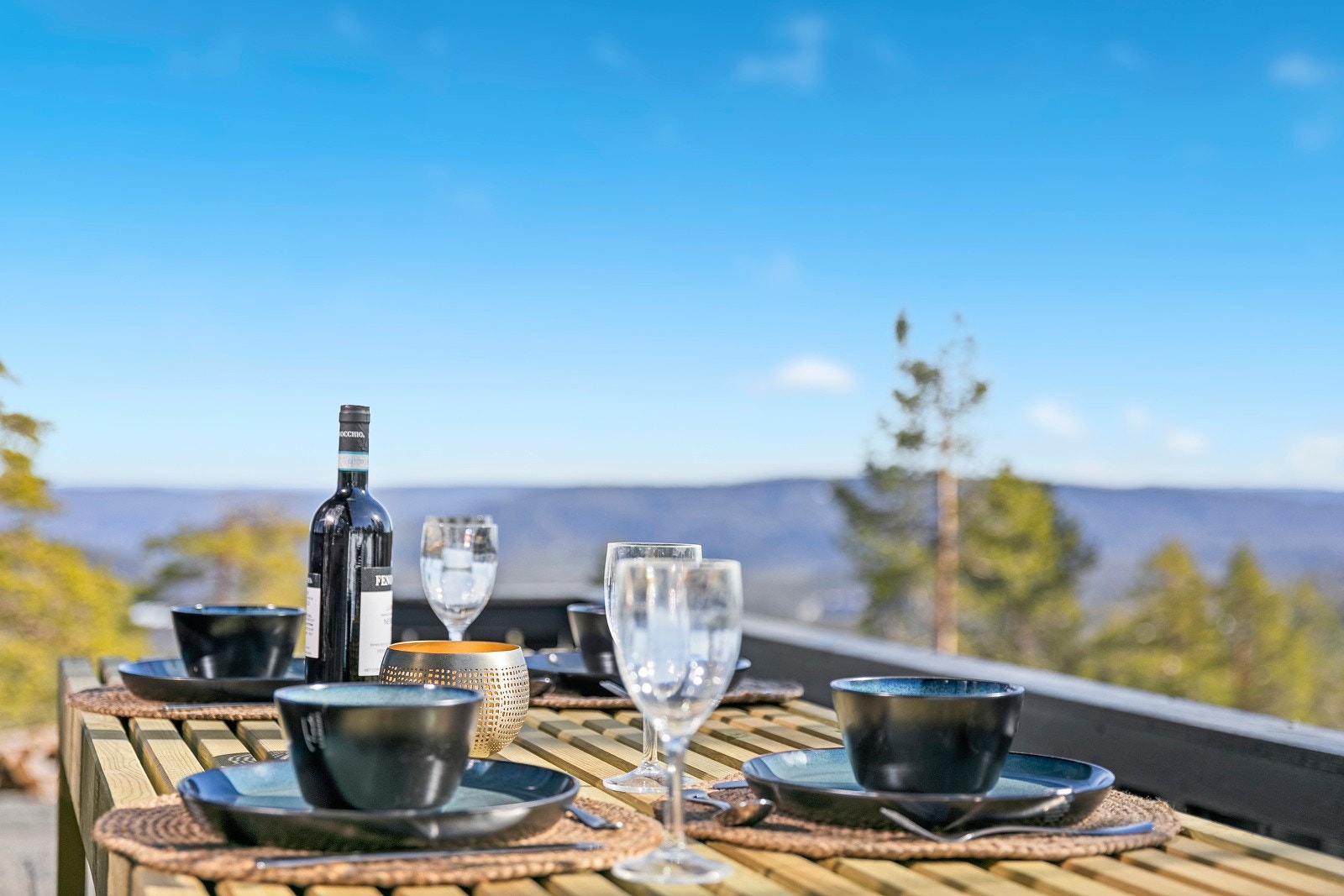 Hytta har flere fine uteplasser rundt hytta. Her får en virkelig nyte utsikten Galleribilde