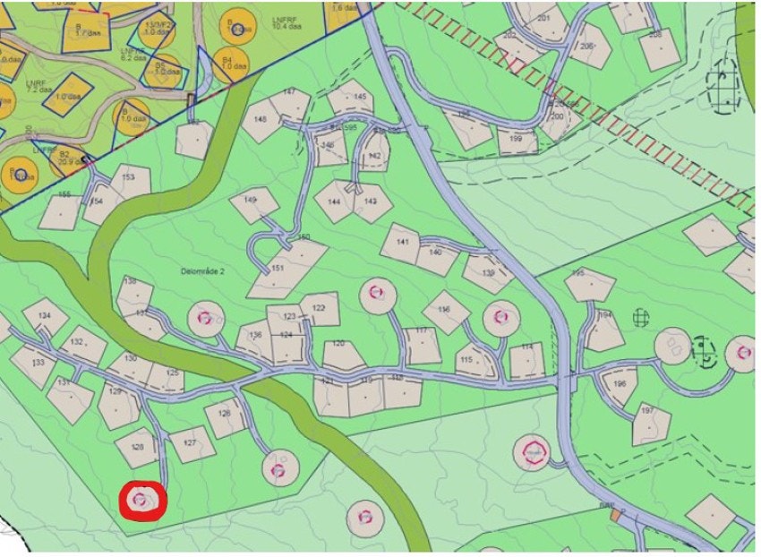 Kartutsnitt - hytta merket rødt. Mørkegrønn sti viser hvor skiløypene går Galleribilde