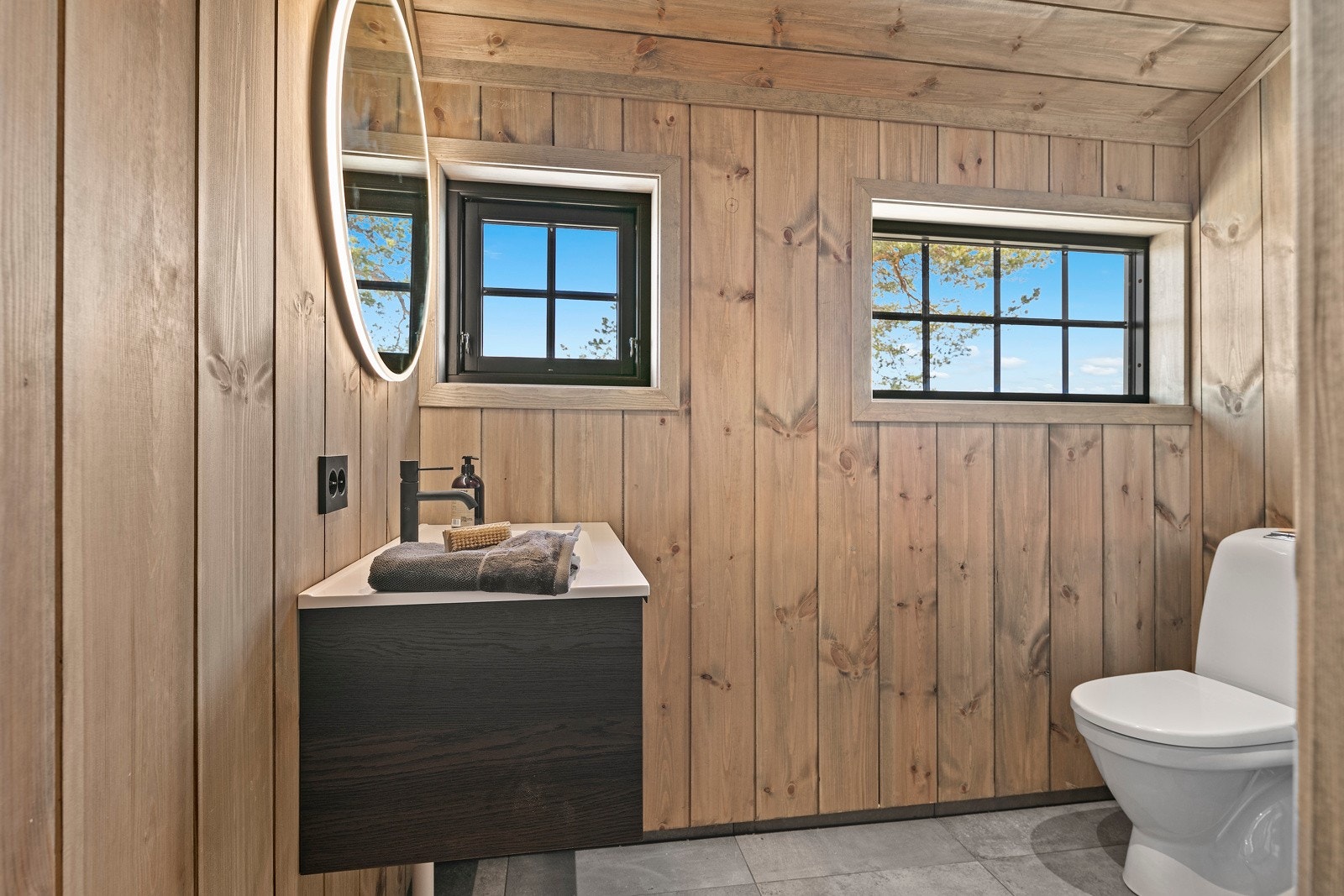 Det er lagt inn vann og avløp til hytta. Nytt bad fra 2024/25 Galleribilde