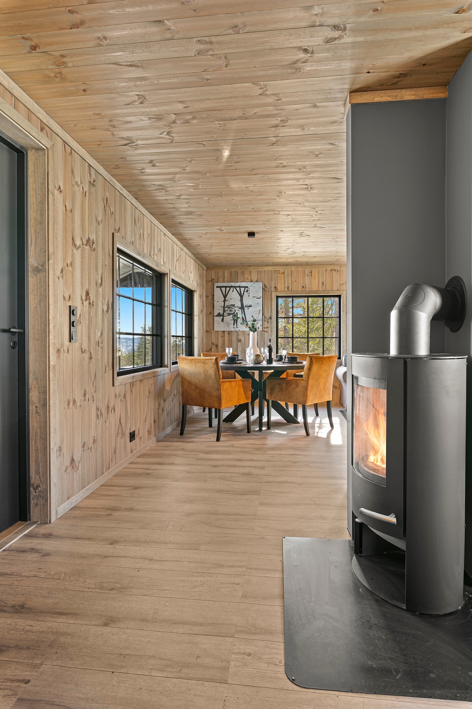 Det er to ildsteder i hytta, en nyere peisovn ved kjøkken og en åpen peis i stue Galleribilde