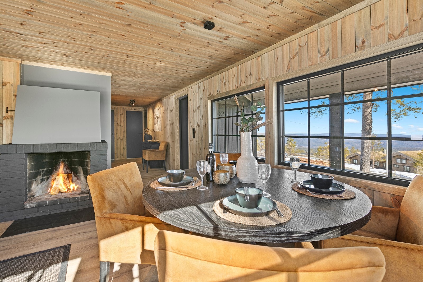 Hytta har i 2024/25 blitt vesentlig oppusset med overflater, bad, kjøkken m.m Galleribilde