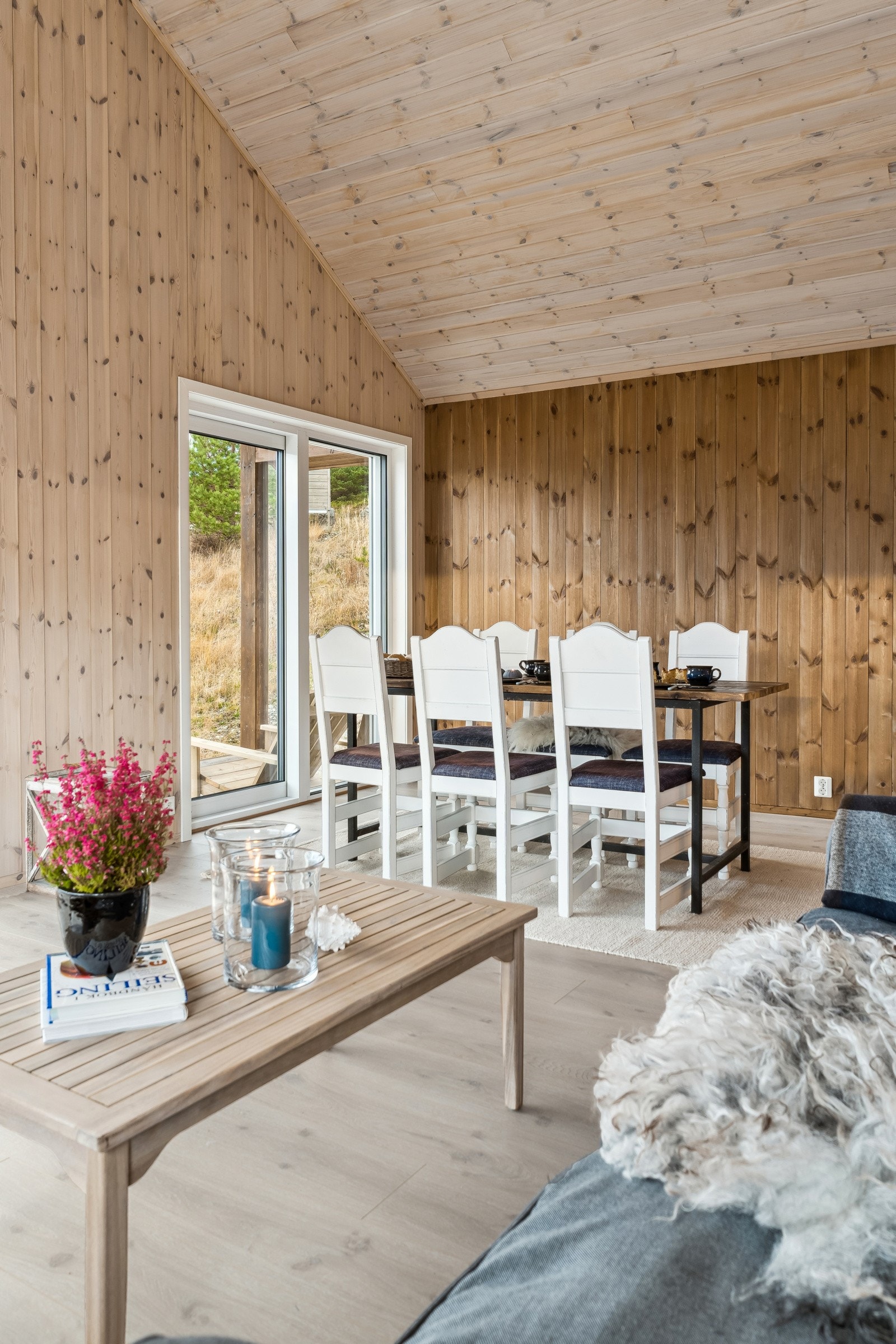 Spiseplassen er fint plassert og har utgang via glasskyvedør til terrasse Galleribilde