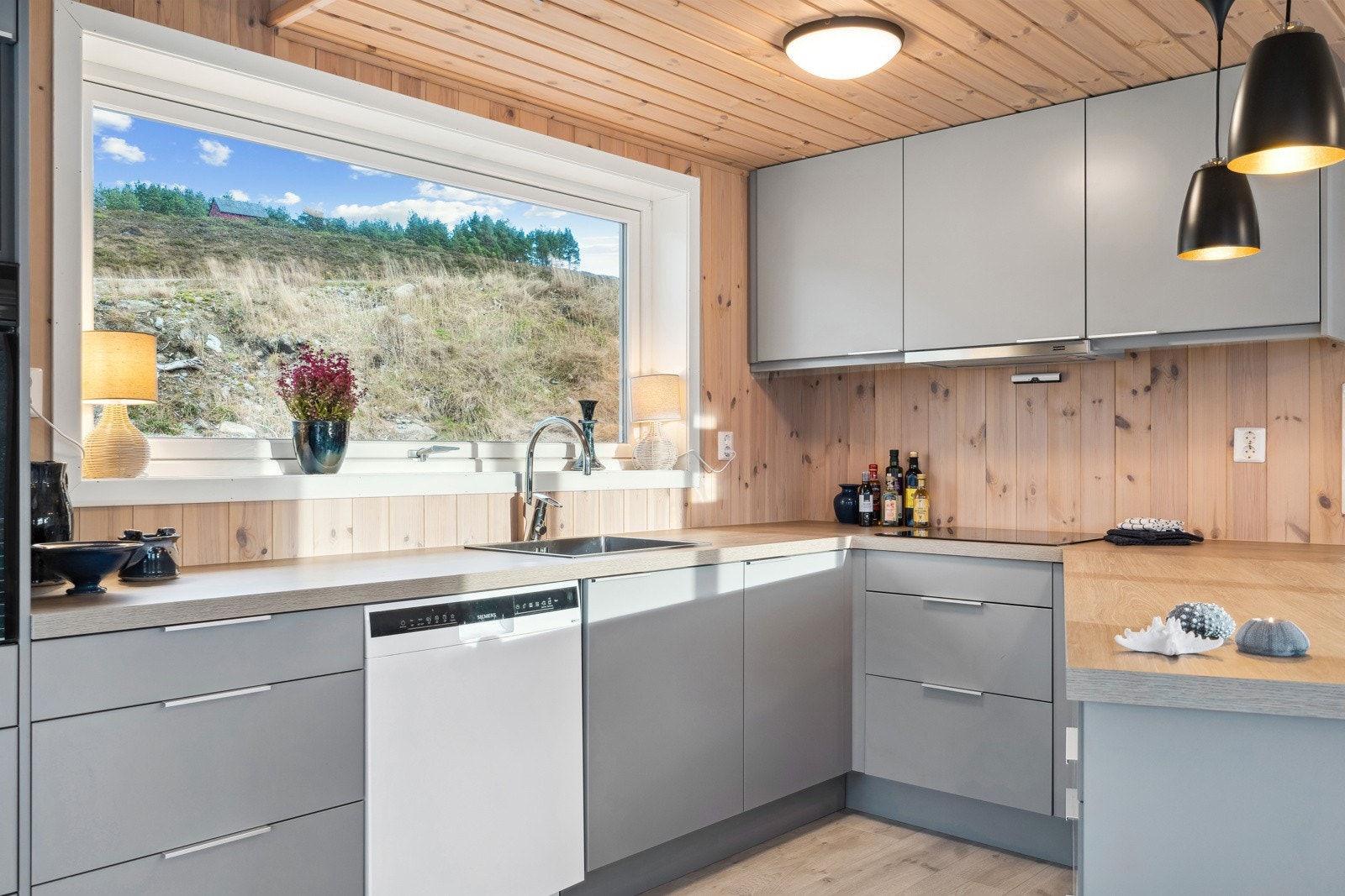 Kjøkken i delikate gråtoner står fint til hytta Galleribilde