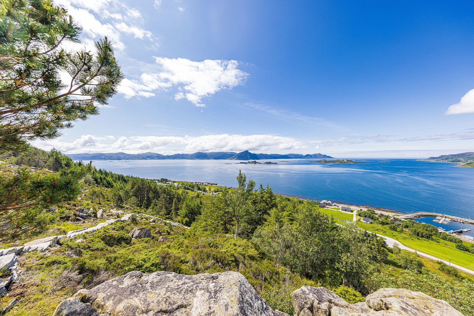 Ta steget i dag og sikre deg ei flott hytte i eit friluftseldorado Galleribilde