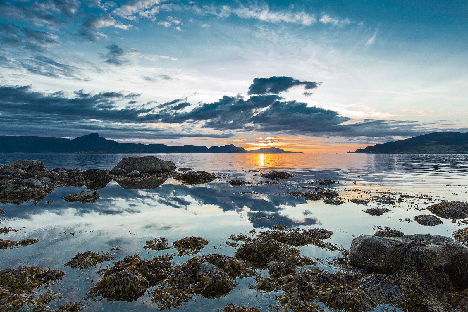 På Hakallestranda kan ein store delar av året sjå sola gå i havet i vest Galleribilde