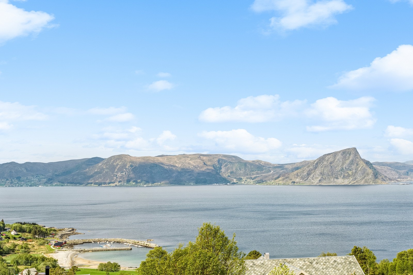 Ei fantastisk utsikt over Hagusfjorden og mot Stadlandet Galleribilde