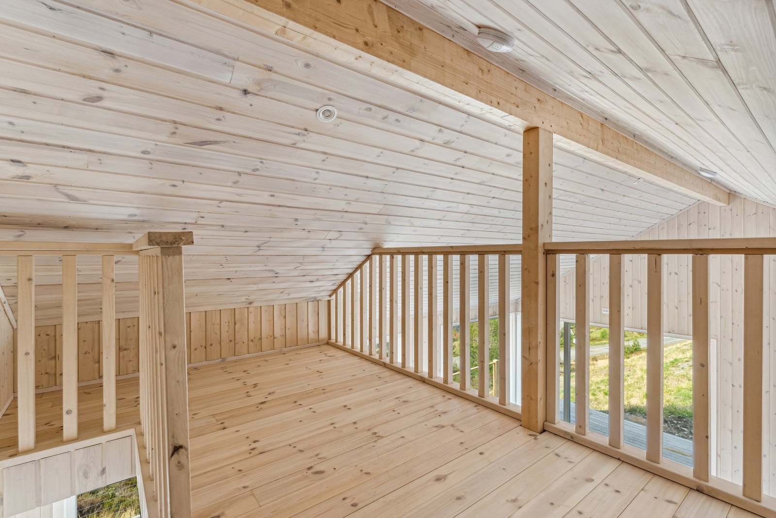 Hems med mesanin mot stove/kjøkken. Adkomst frå stovedel Galleribilde