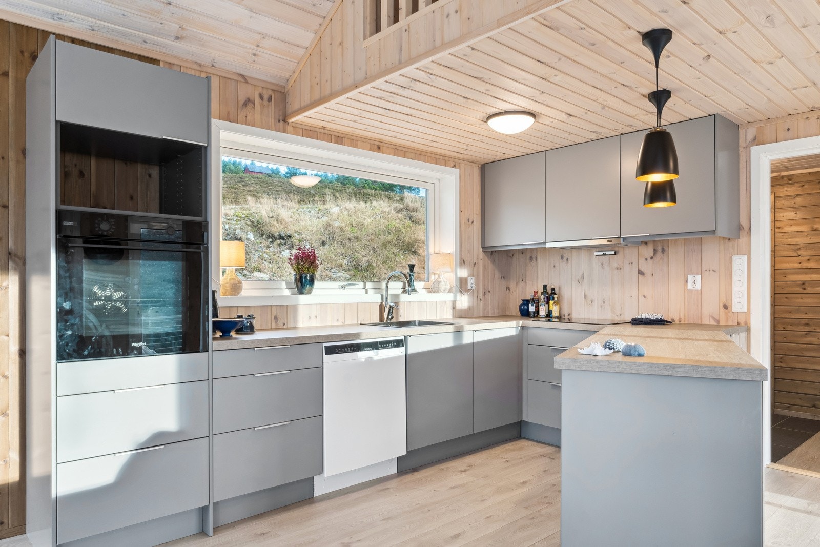 Kjøkkenet er godt utstyrt med integrerte kvitevarer og har god skap- og benkeplass Galleribilde