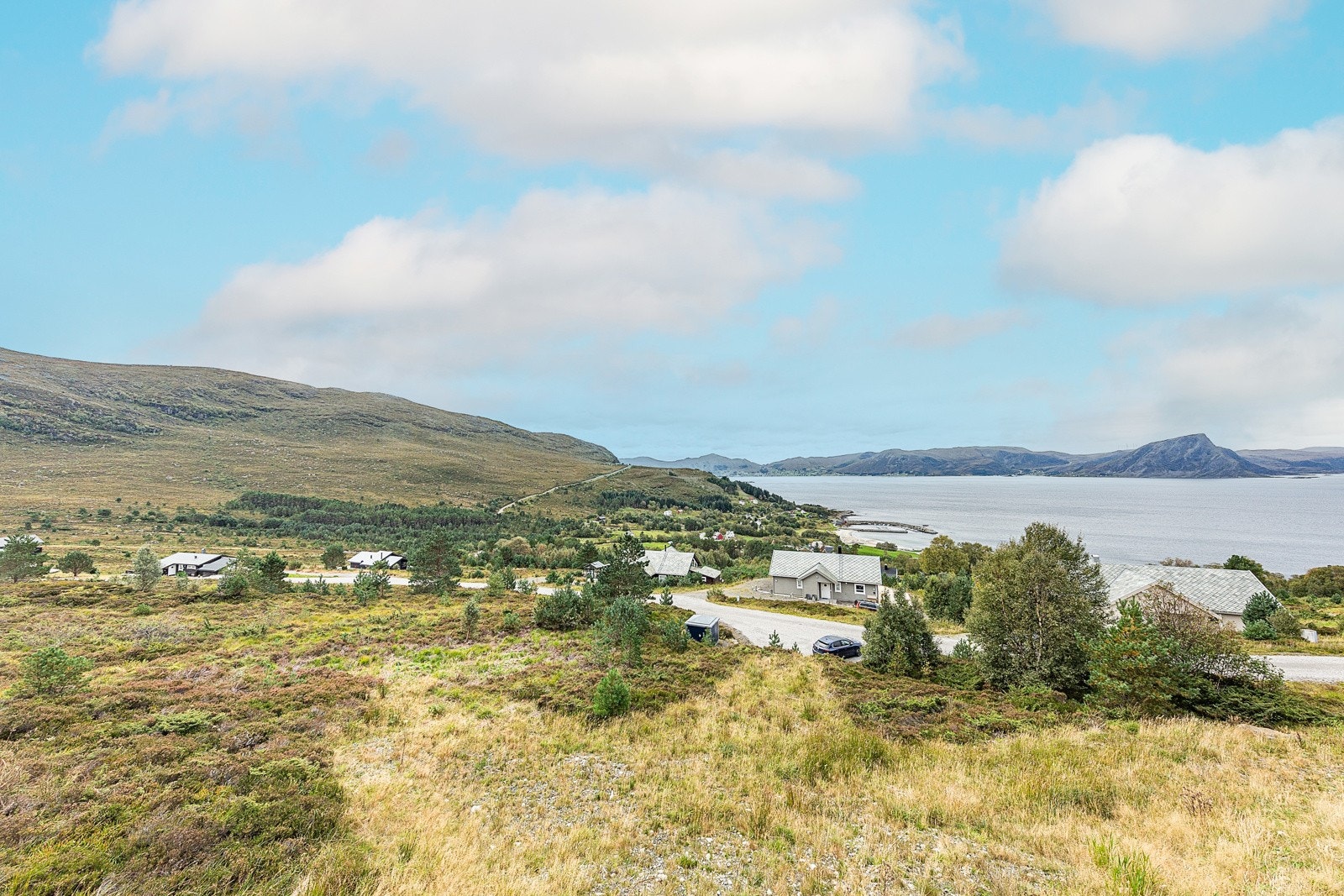 Kort spasertur til Hakallegarden, småbåthamnen, Sandviksanden og daglegvarebutikk Galleribilde