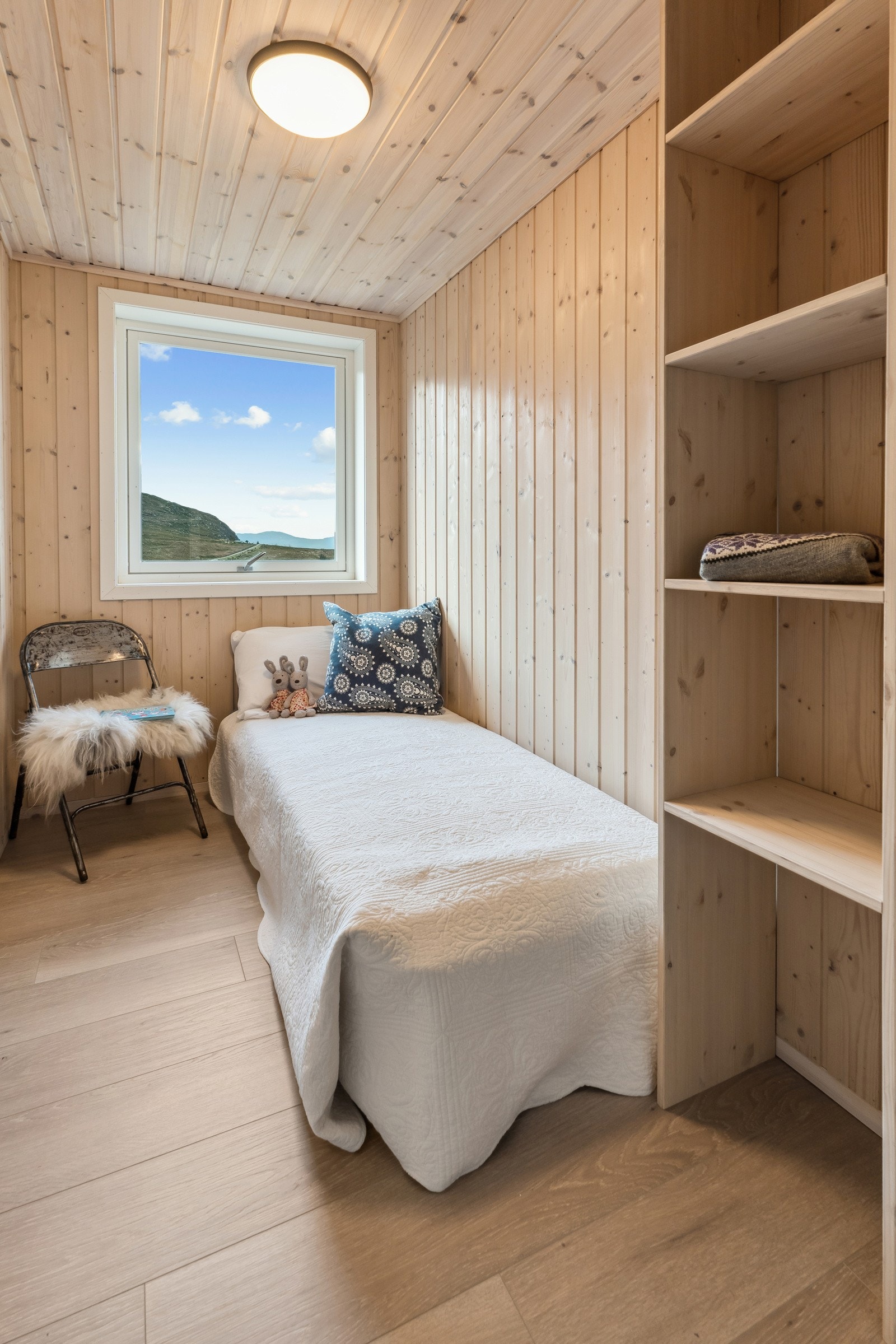 Hytta er bygget slik at soverom, bad, gjestetoalett og vaskerom ligger i ei fløy, medan opphaldsroma stove og kjøkken ligg i den andre Galleribilde