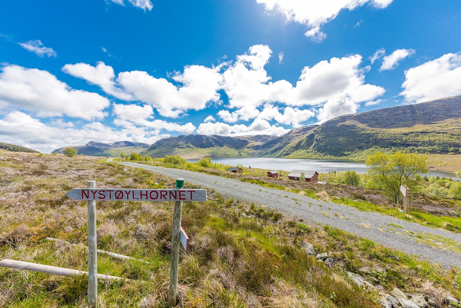 Fine turmoglegheiter med turterreng i umiddelbar nærheit med flotte turstiar til m.a Nystøylhornet som har panoramautsikt i alle himmelretningar Galleribilde