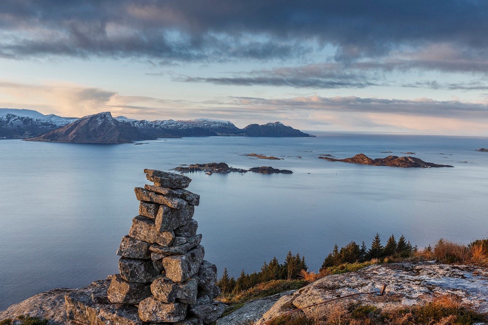 Fjellturar i alle vanskligheitsgrader. Nyt panoramautsikt frå mellom anna Kragsethornet Galleribilde