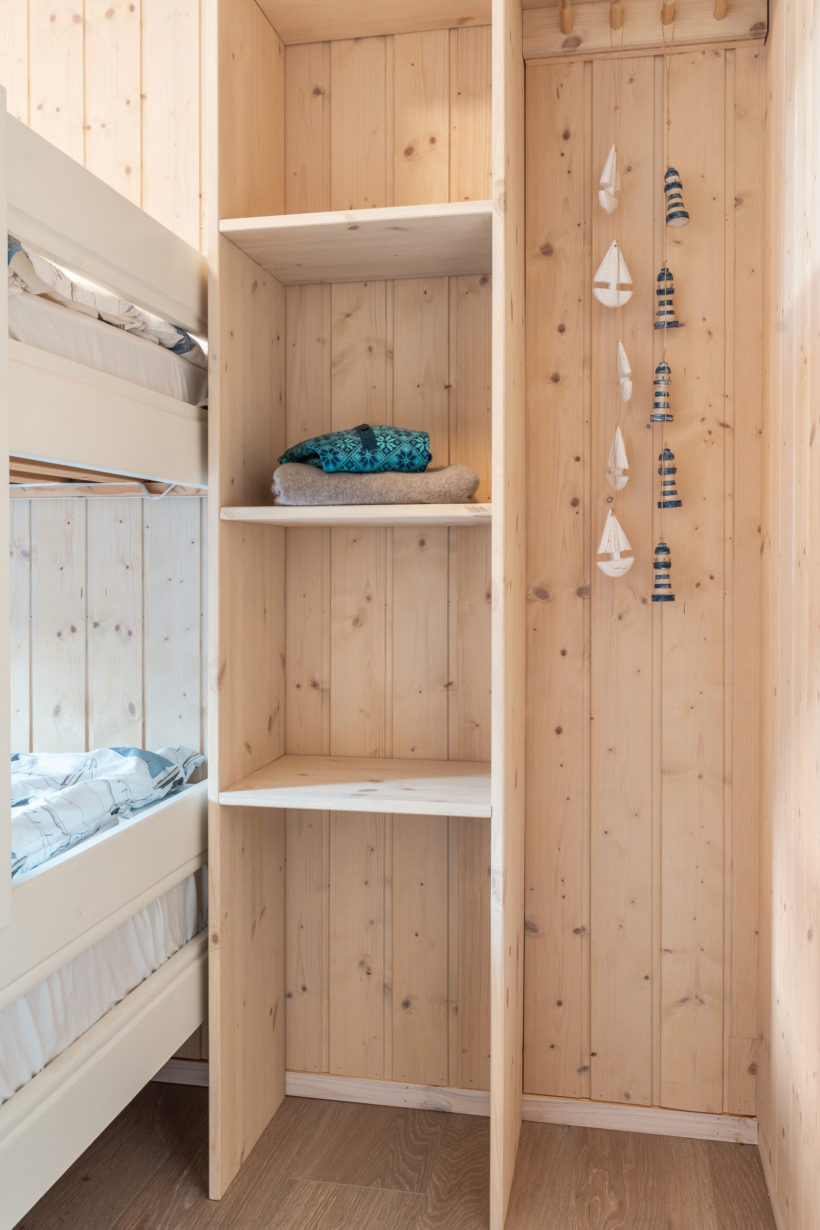 Praktiske plassbygde løysingar har gitt hytta eit gjennomgåande uttrykk Galleribilde