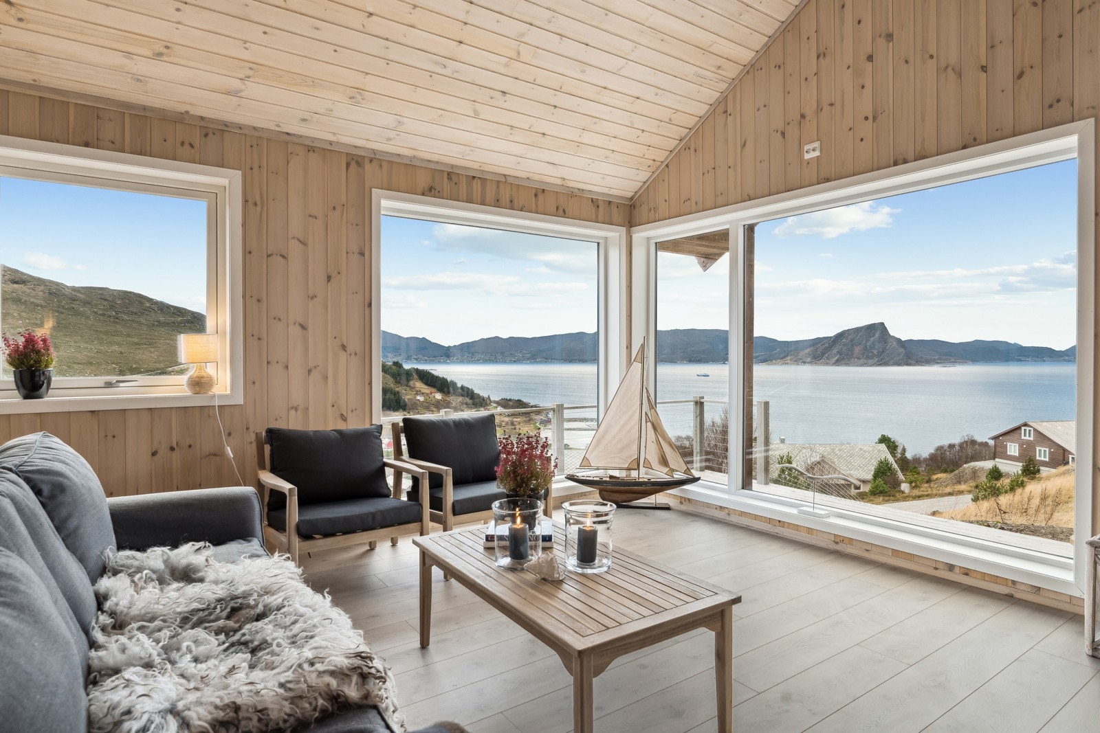 Velkomen til Hakallegrenda 61! Nybygd hytte i Sandvikdalen på Hakallestranda med panoramautsikt mot Haugsholmen, Revjehornet og Stadthavet Galleribilde