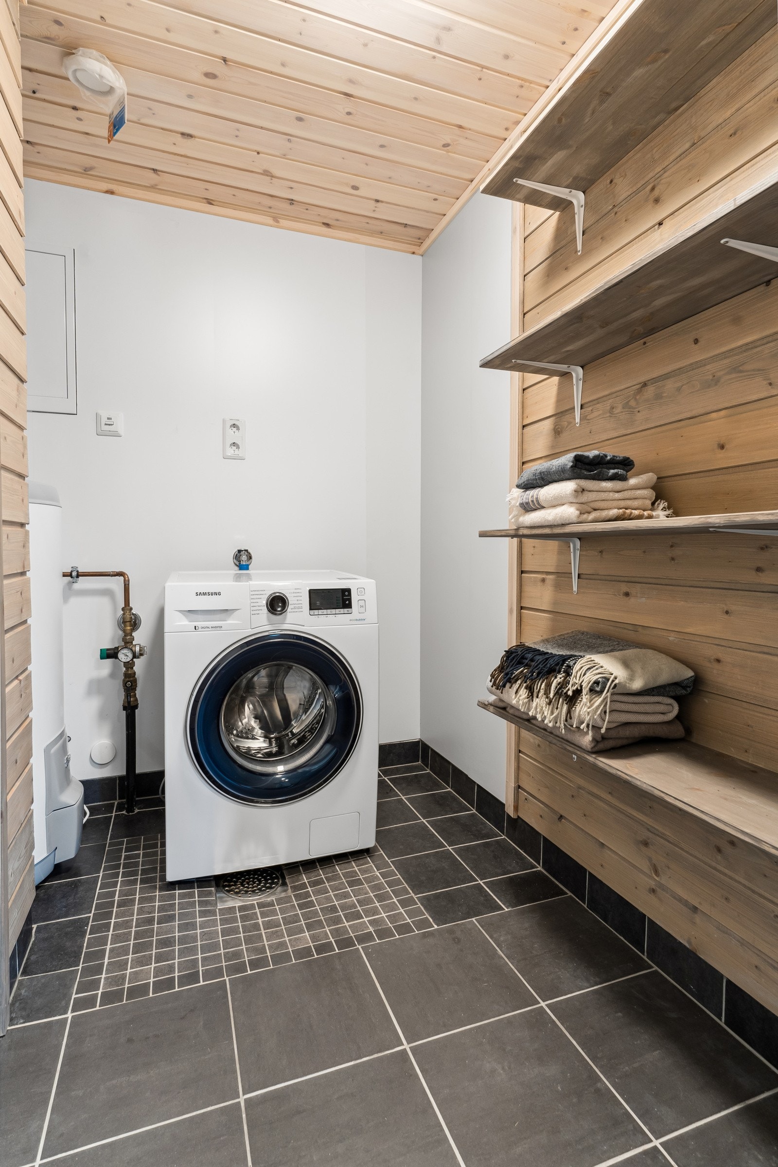 Hytta har og separat vaskerom med eigen inngang - praktisk og god løysing Galleribilde
