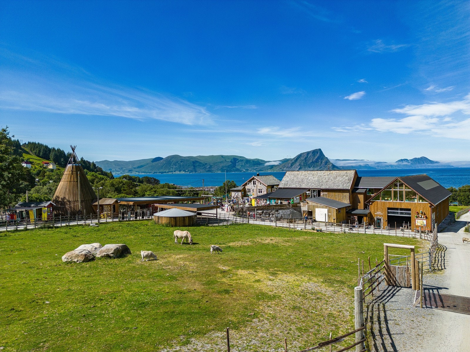 Kort veg til besøksgarden Hakallegarden Galleribilde