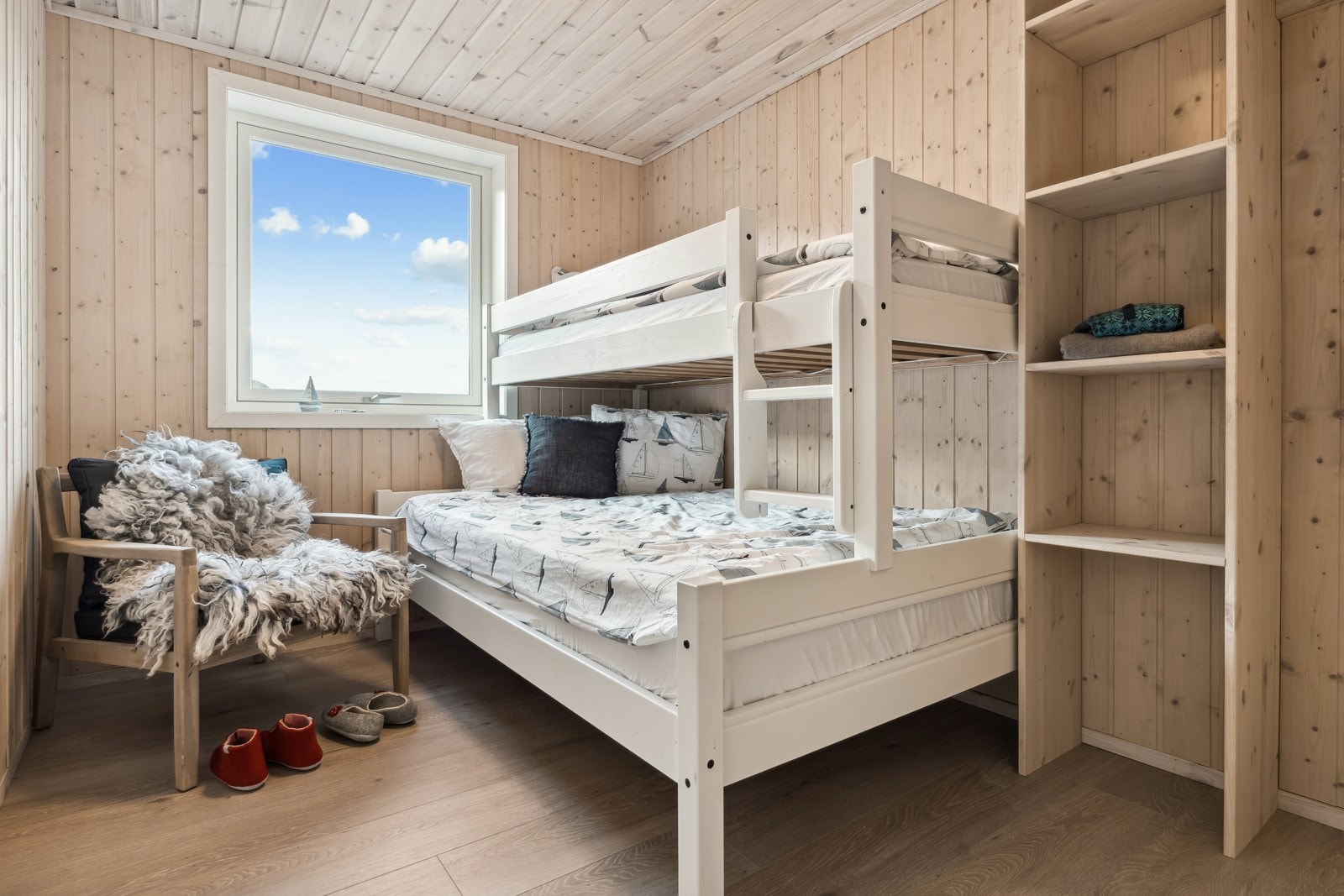 Soveroma har vindauge og utsikt mot sør med småbåthamn, Hakallegarden og den vakre Sandviksanden Galleribilde