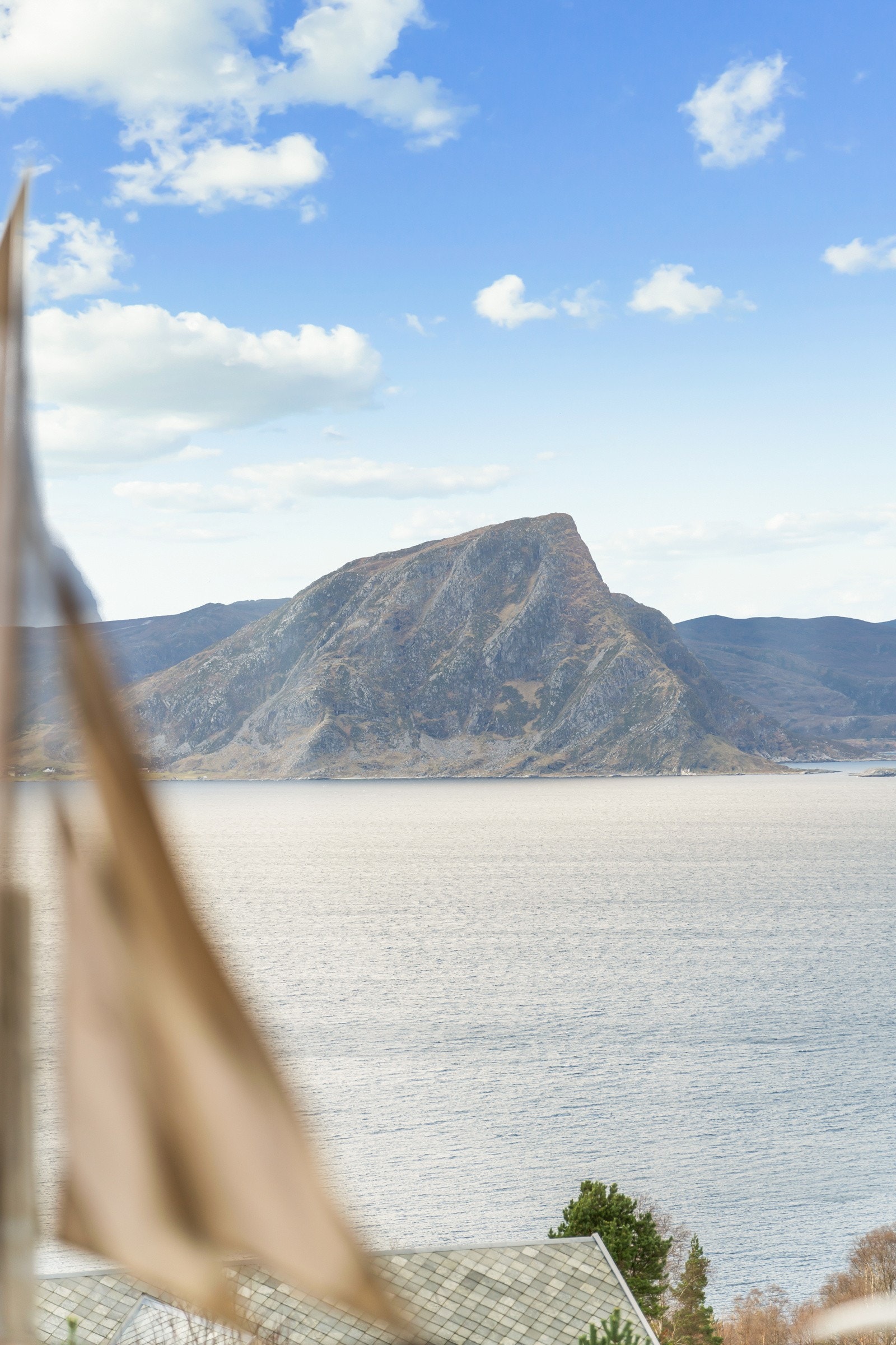 Flott utsikt mot Revjehortnet, ei havklippe på nordsida av Stadtlandet som rager 426 moh og har fantastisk utsikt i alle himmelretninger Galleribilde